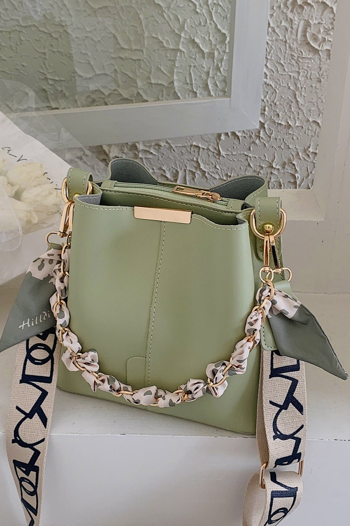 Borsa elegante a tracolla con catena foulard