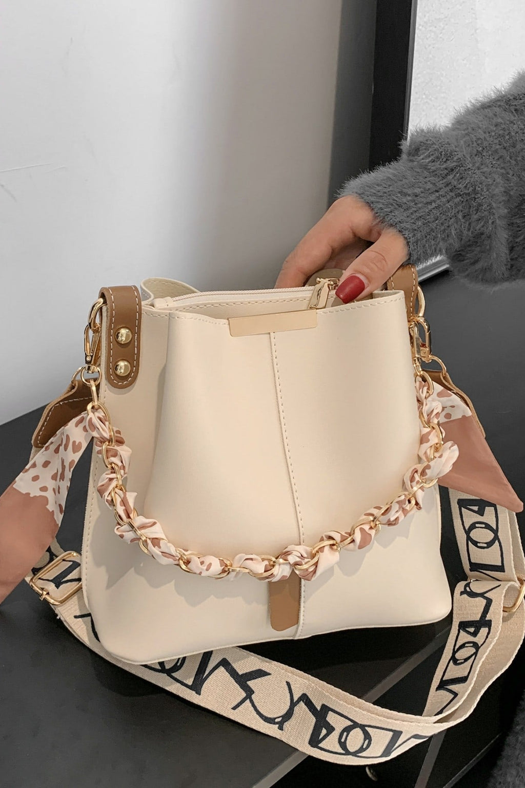 Borsa elegante a tracolla con catena foulard