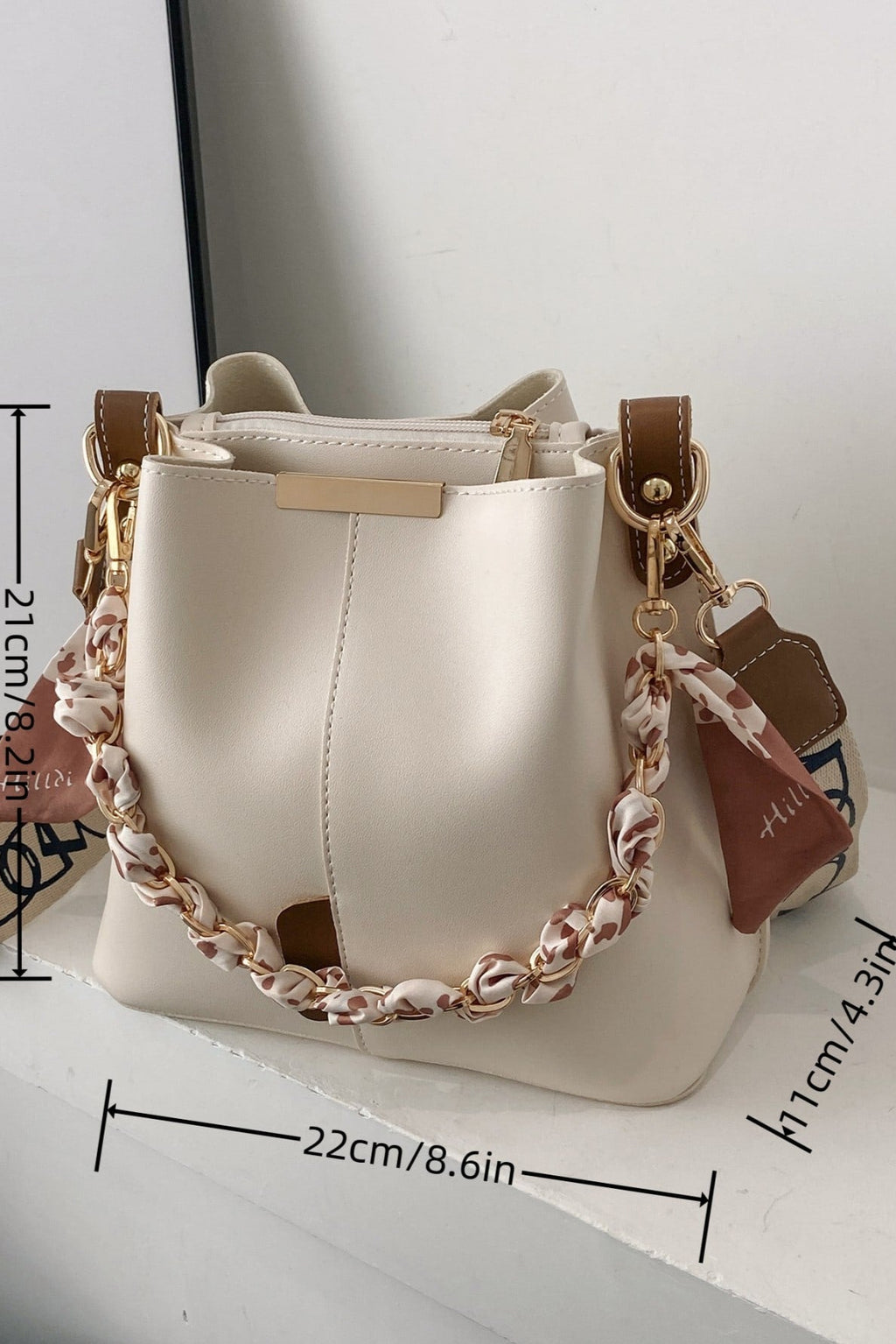 Borsa elegante a tracolla con catena foulard