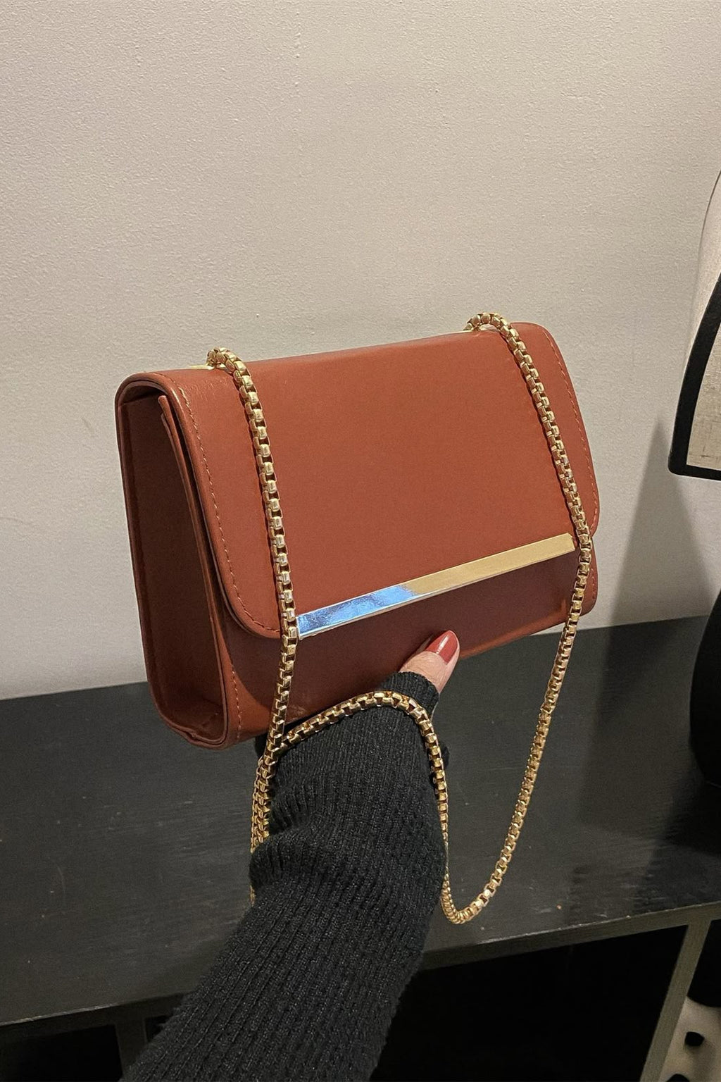 Borsa da donna con patta e tracolla a catena