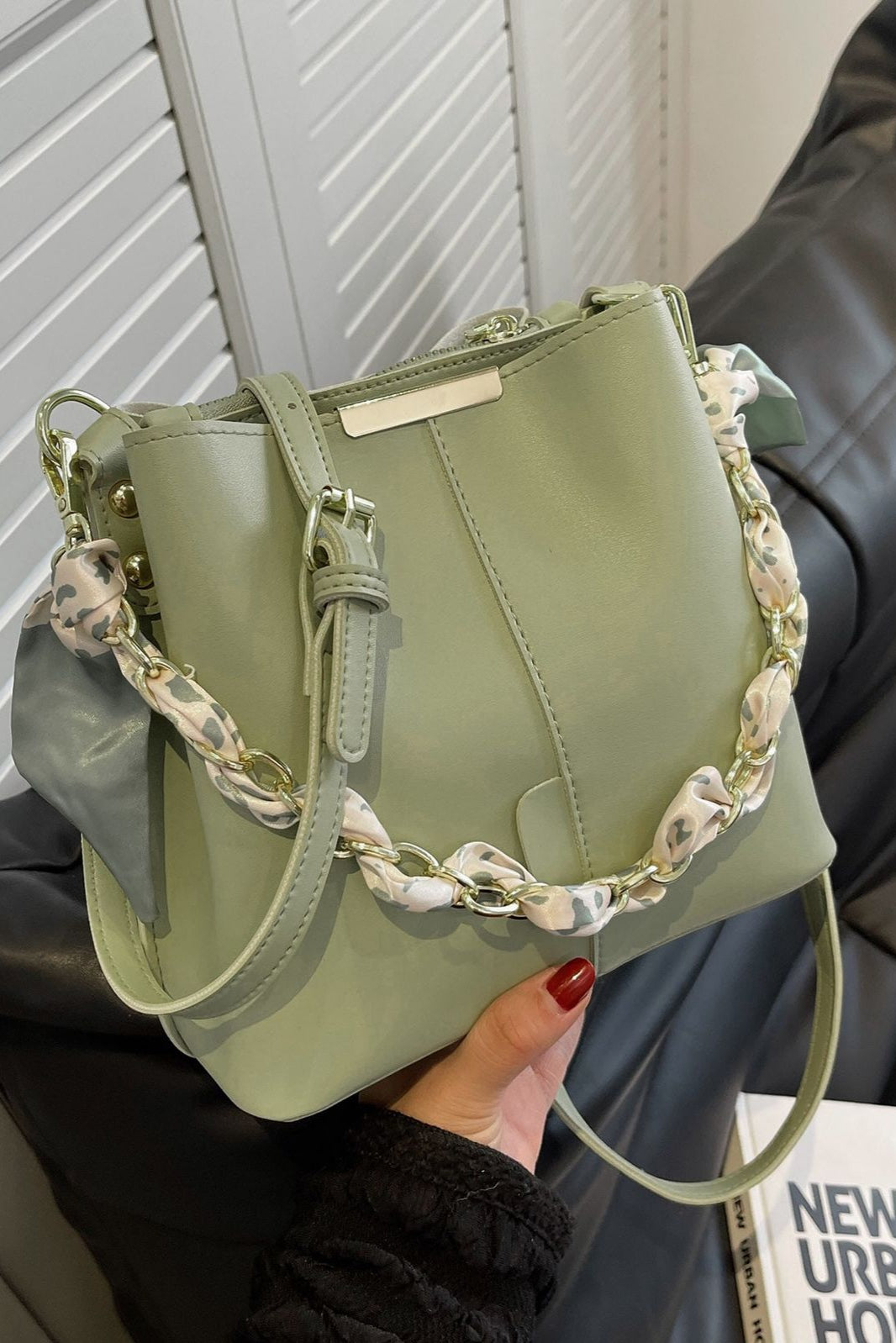 Borsa elegante a tracolla con catena foulard