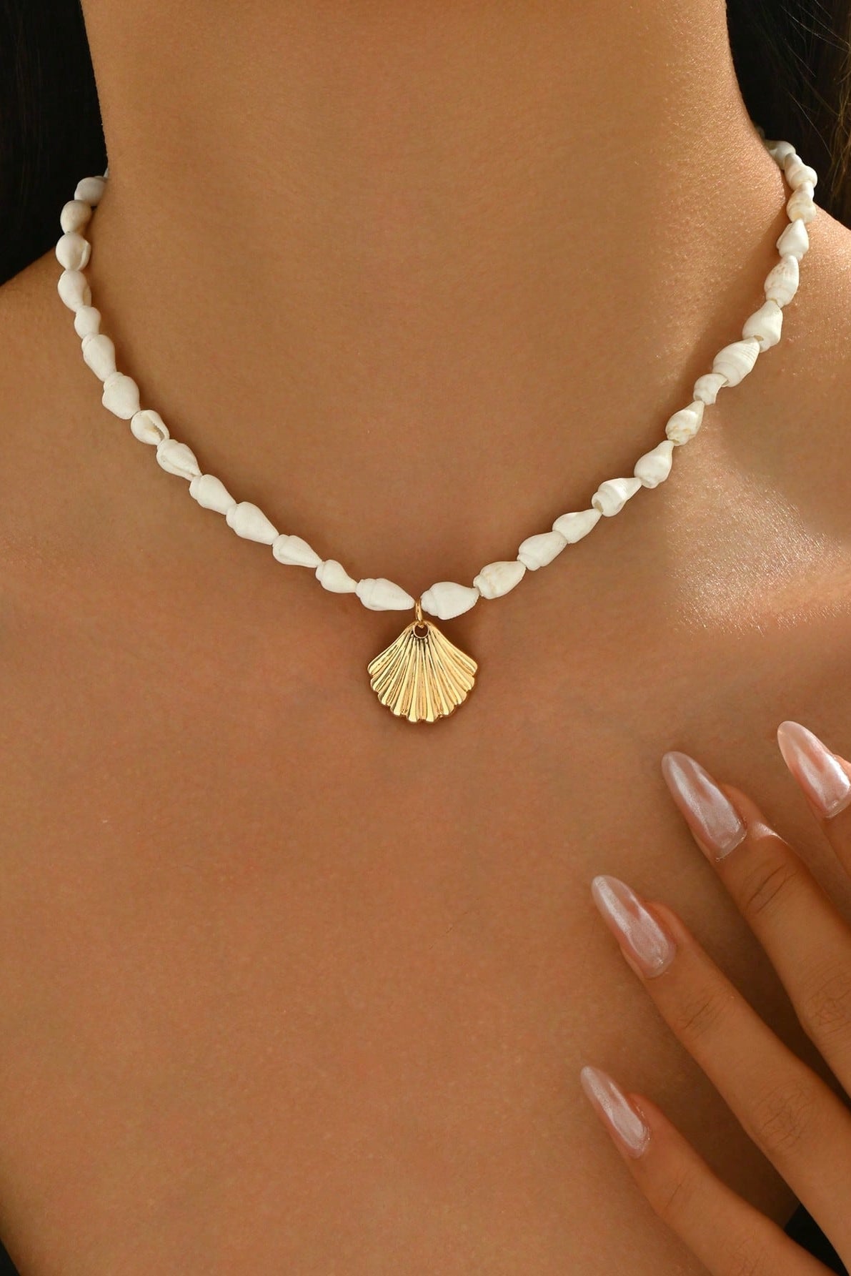 Collana con Conchiglie e Pendente Dorato