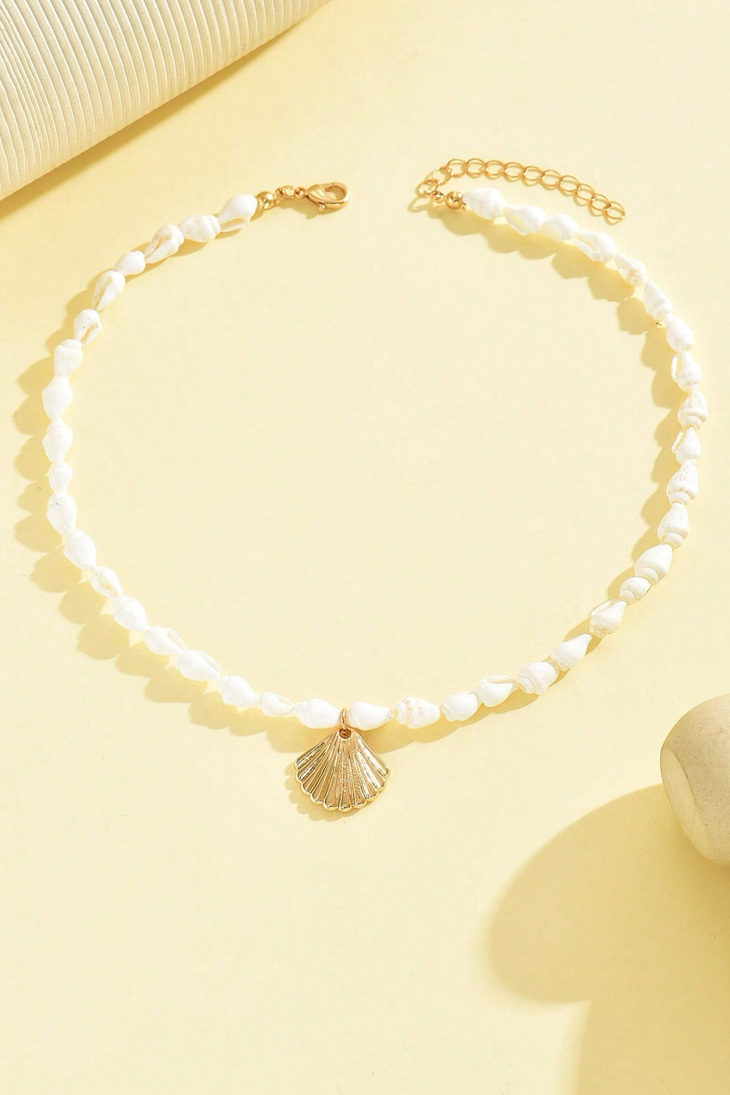 Collana con conchiglie e pendente dorato