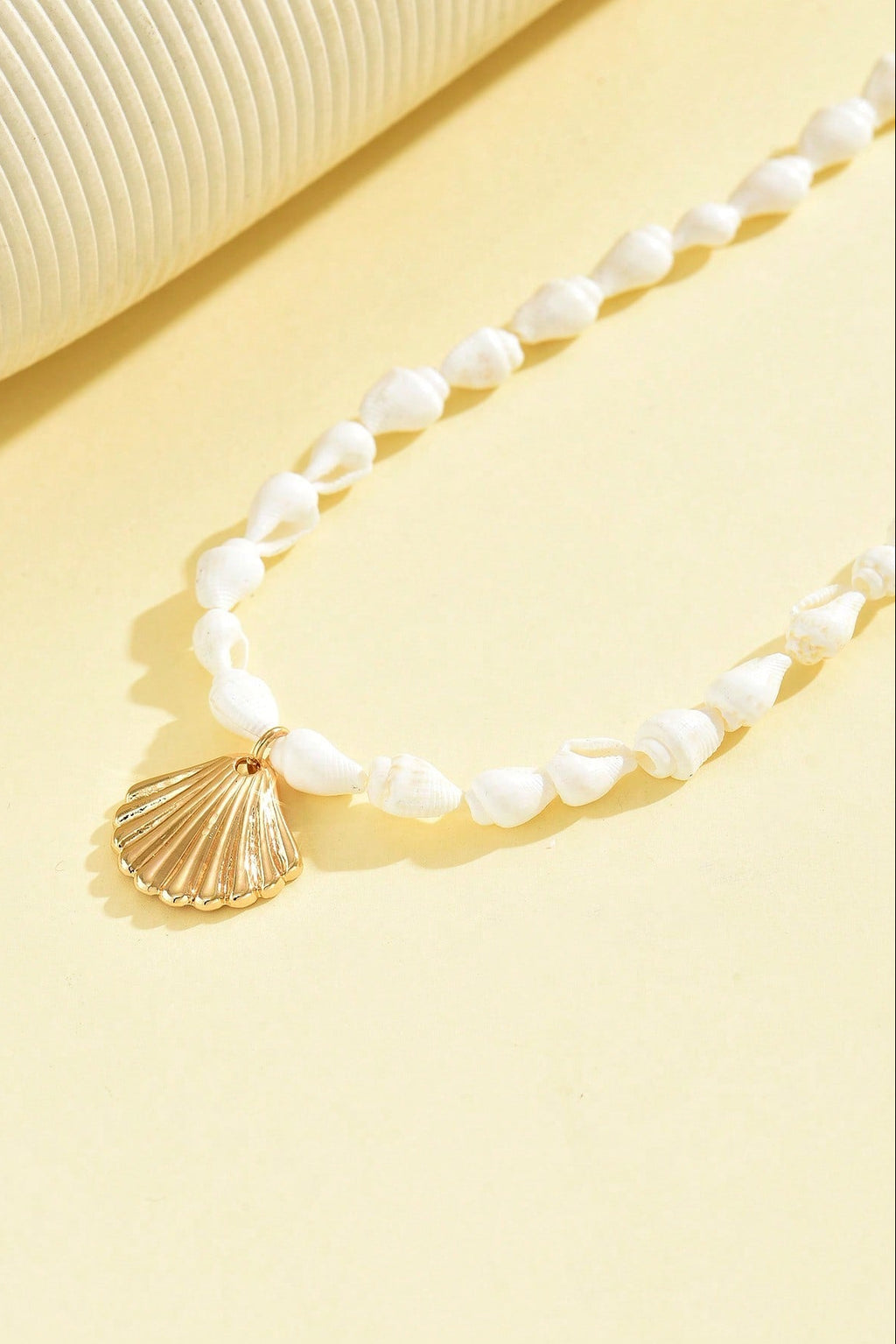 Collana con conchiglie e pendente dorato