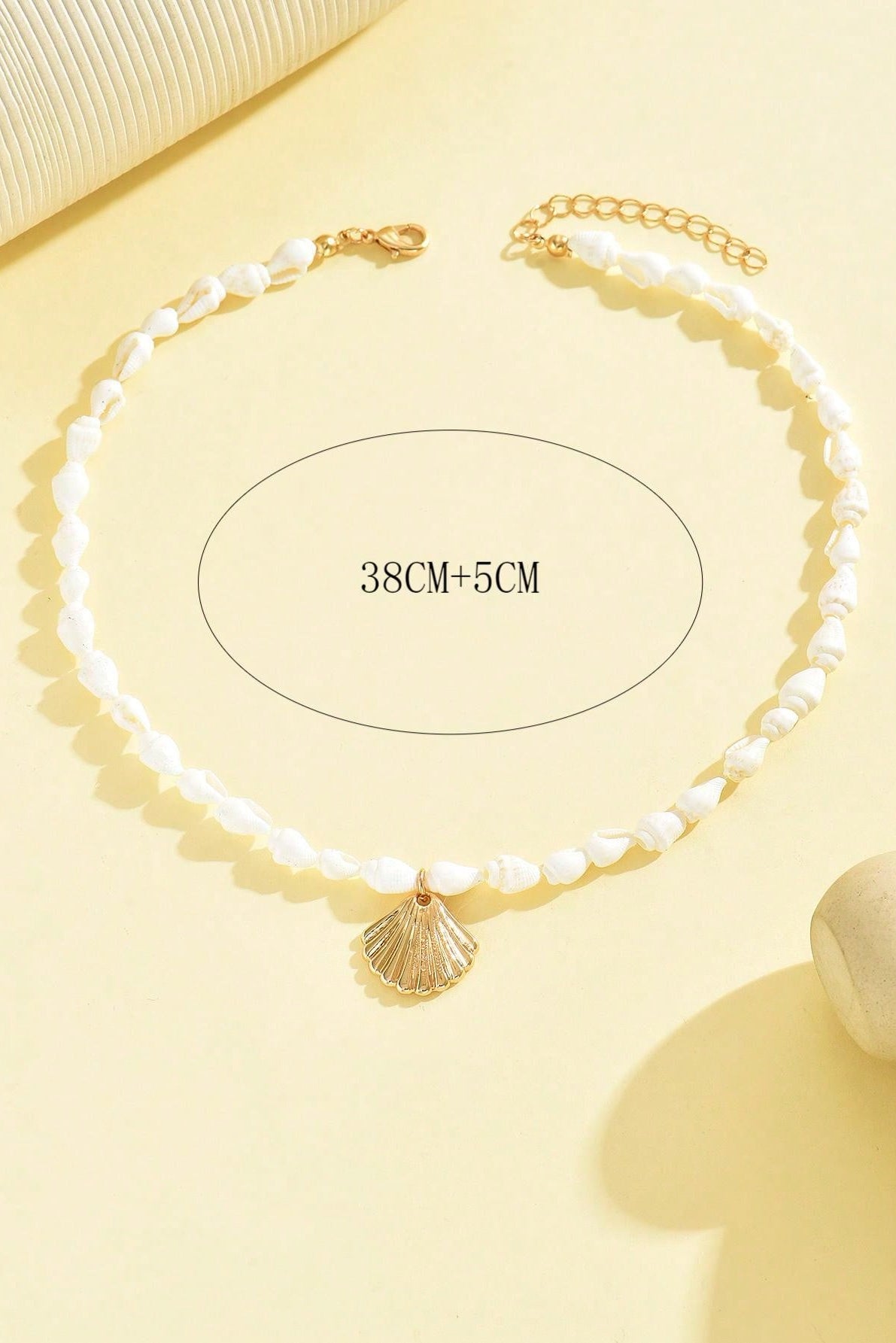 Collana con conchiglie e pendente dorato
