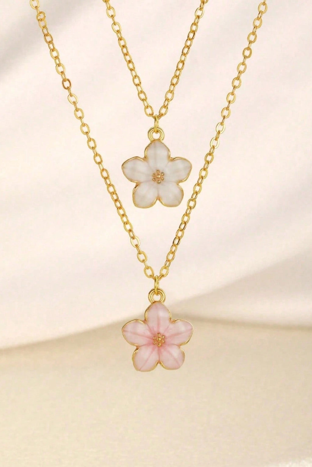 Collana con ciondolo a motivo floreale