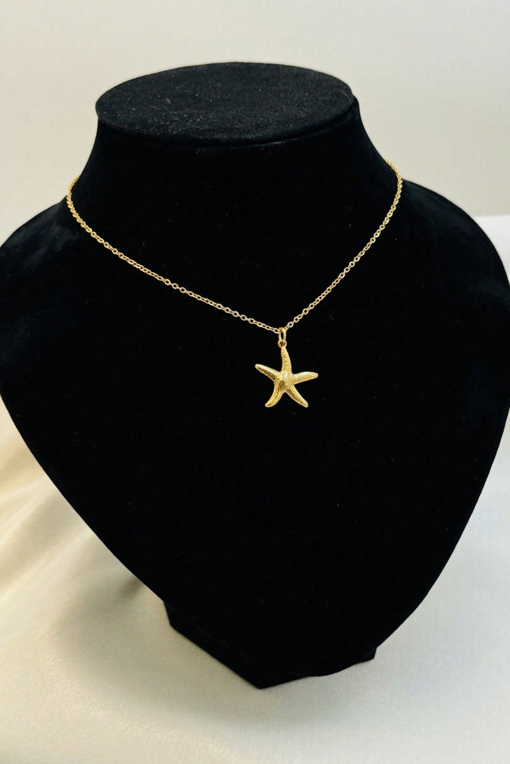 Collana a stella in acciaio inox color oro