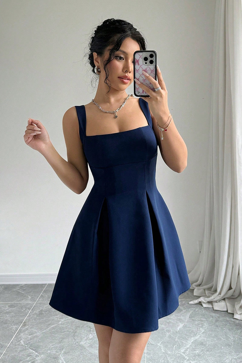 Vestido corto de verano para mujer con tirantes y escote cuadrado.