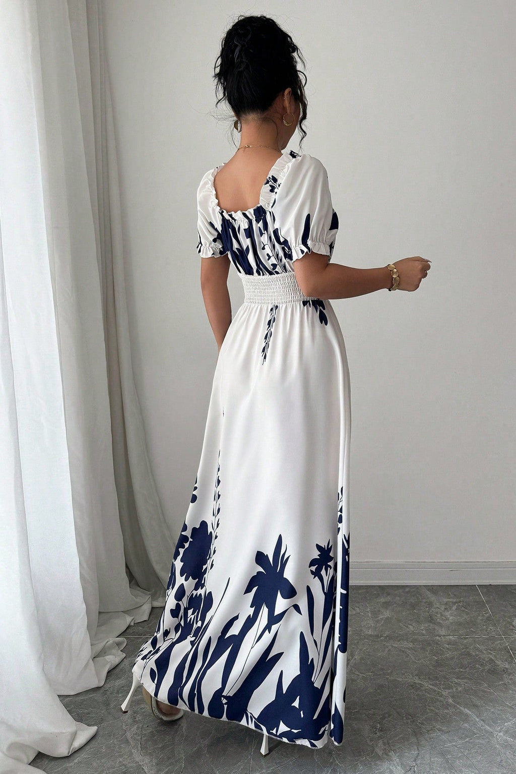 Vestido con hombros anudados y estampado floral