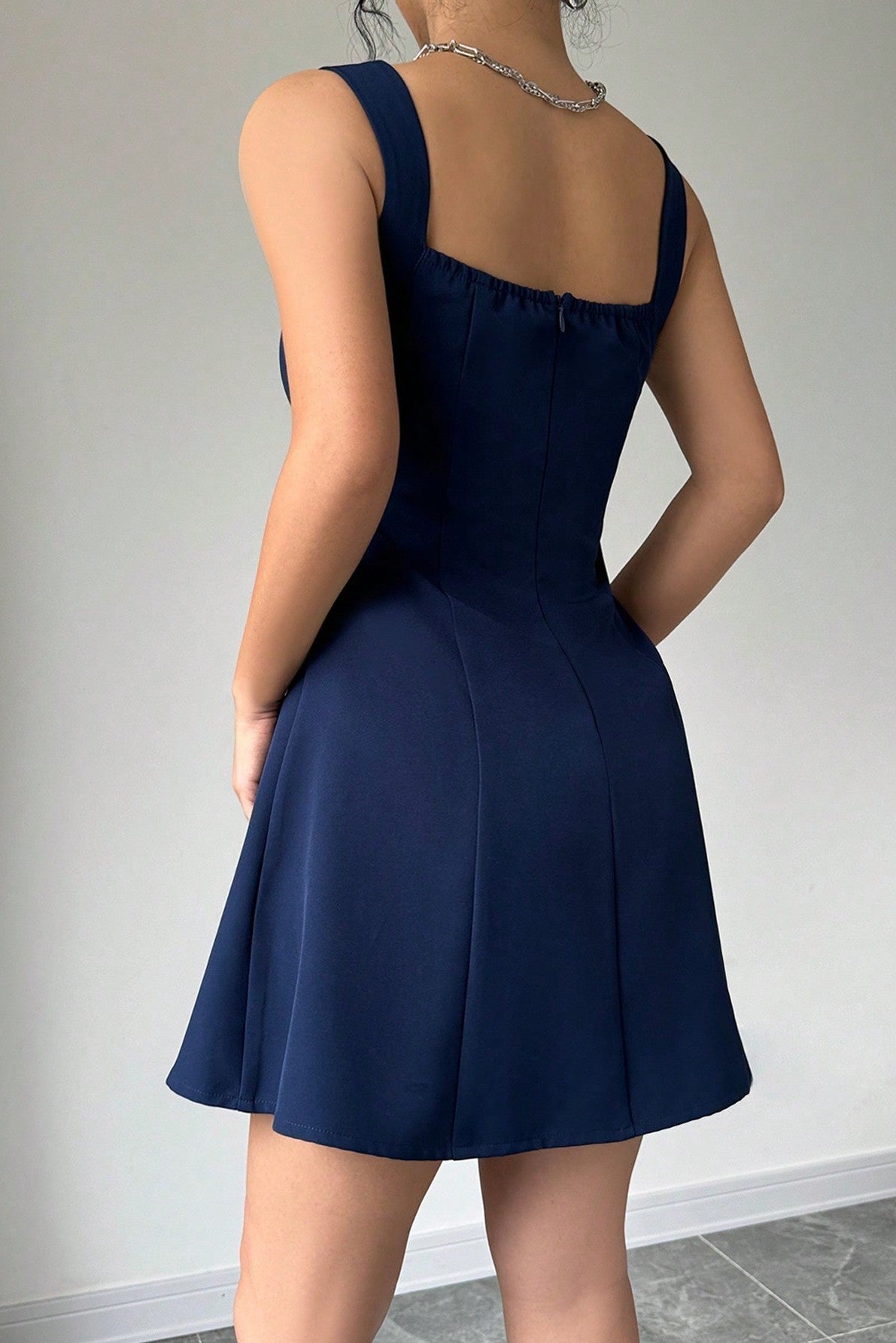 Vestido corto de verano para mujer con tirantes y escote cuadrado.