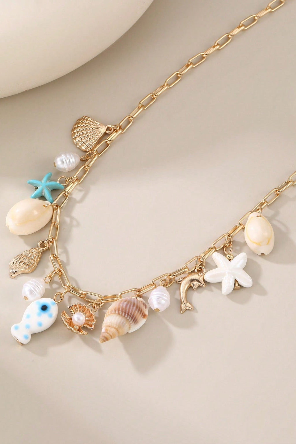 Collana con conchiglia, stella marina e perle