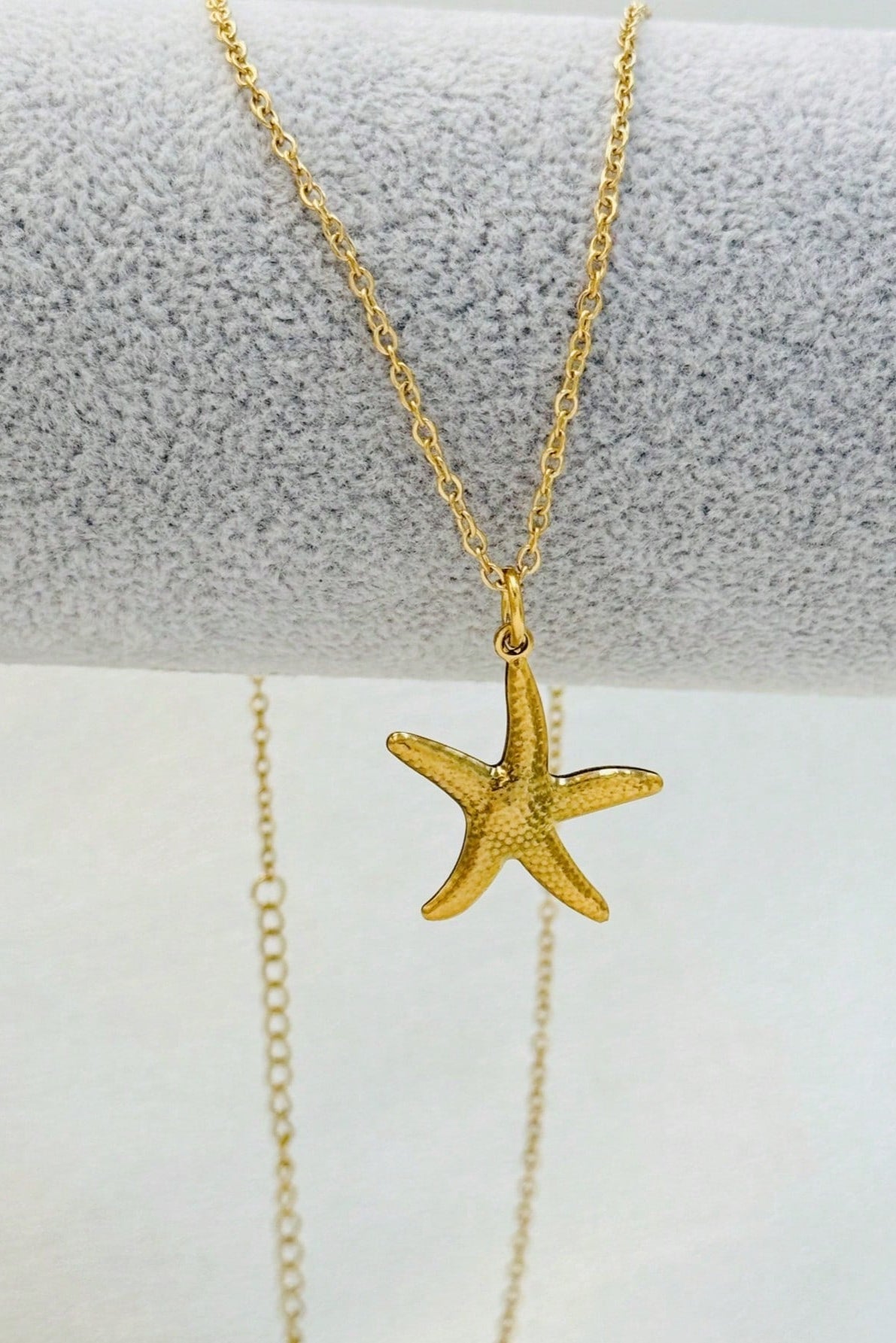 Collana a stella in acciaio inox color oro