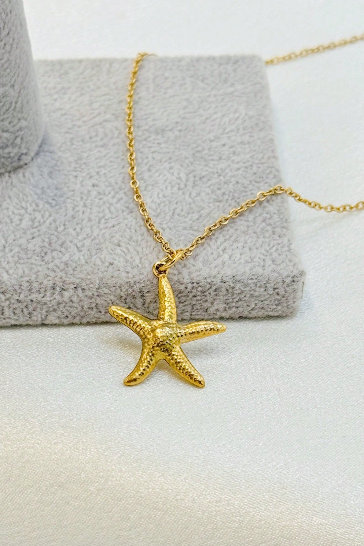 Collana a stella in acciaio inox color oro