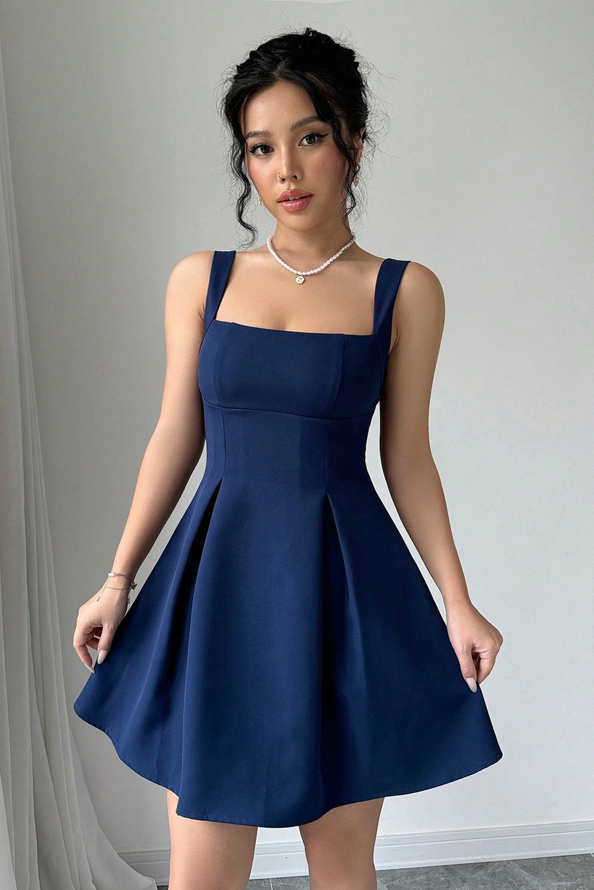 Vestido corto de verano para mujer con tirantes y escote cuadrado.