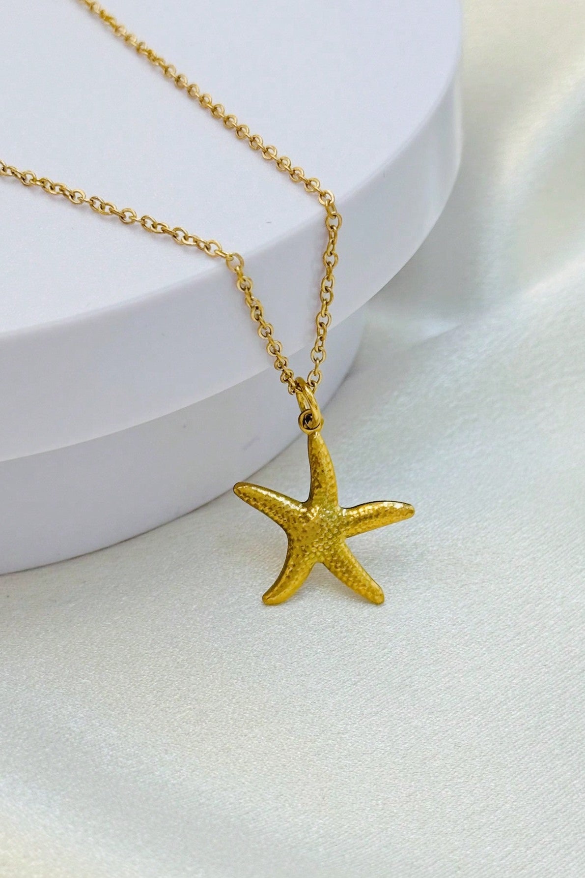 Collana a stella in acciaio inox color oro