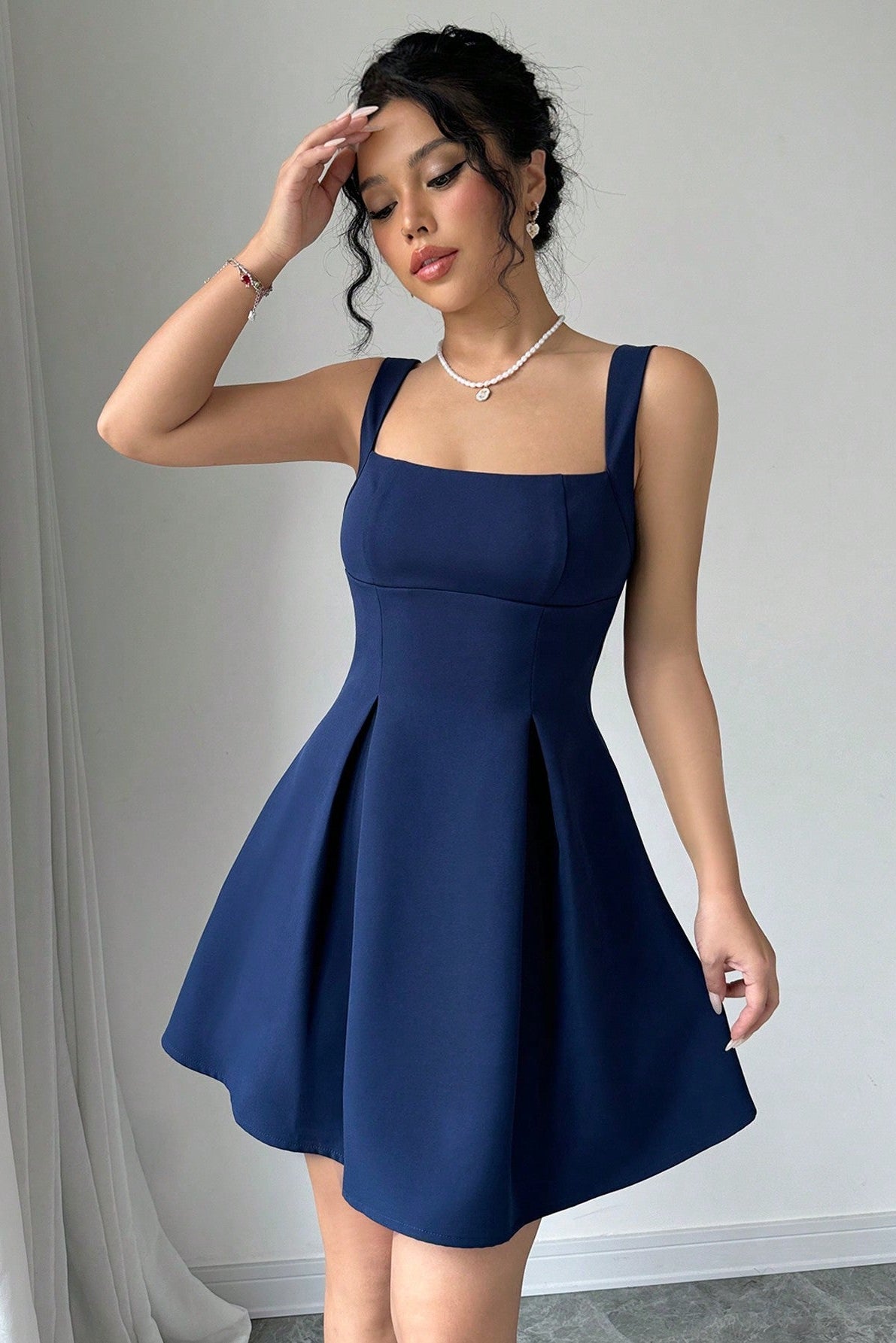 Vestido corto de verano para mujer con tirantes y escote cuadrado.