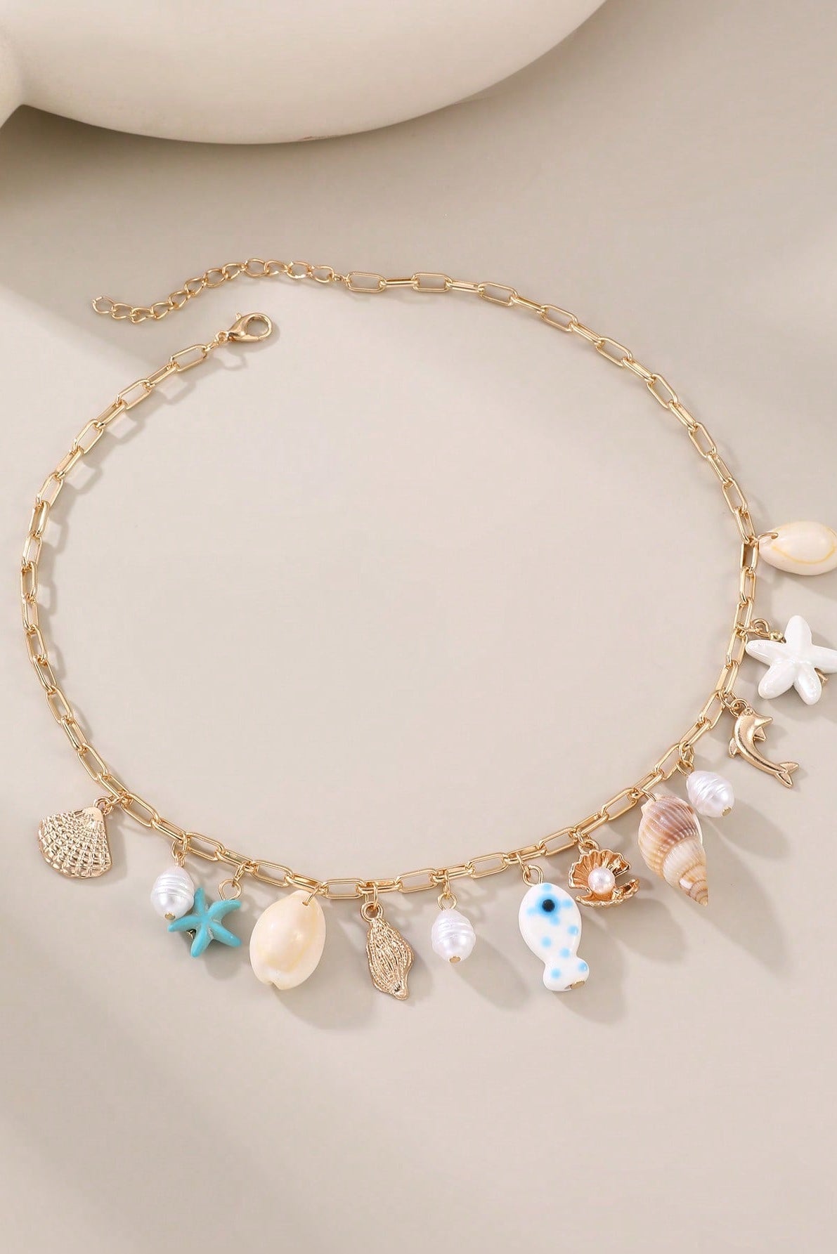 Collana con conchiglia, stella marina e perle