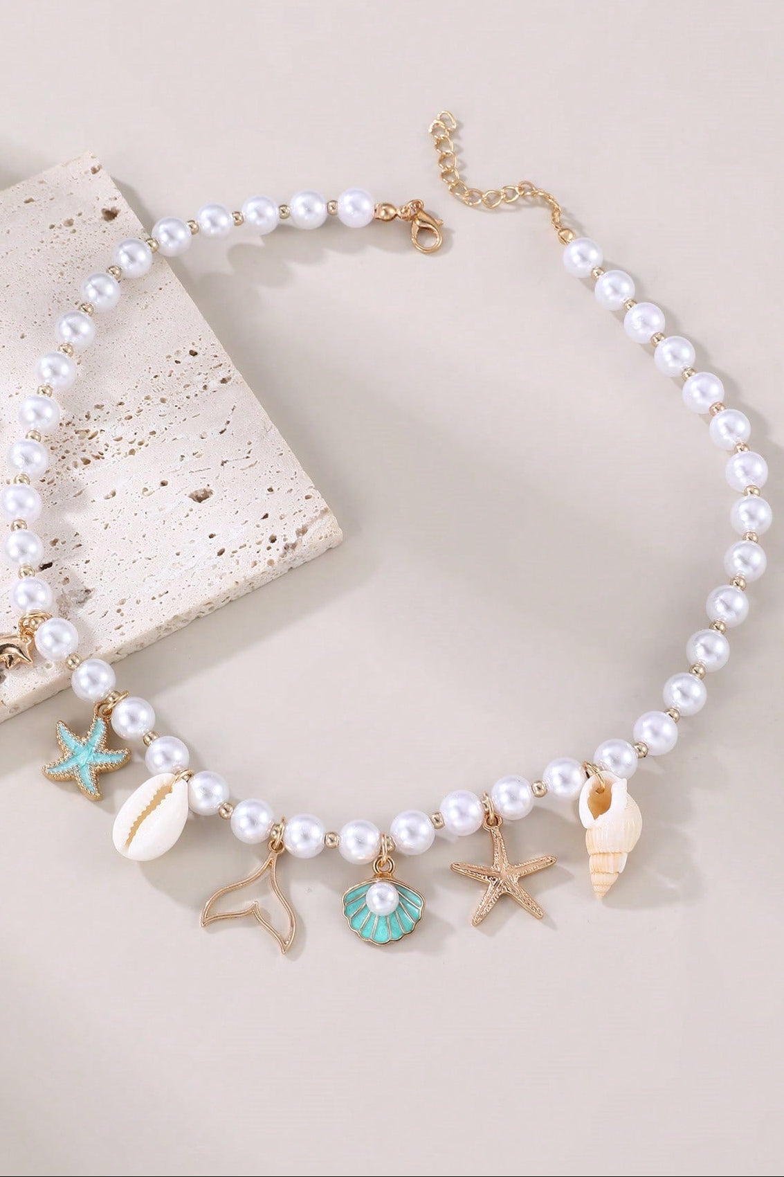 Collana con conchiglia, stella marina e perle