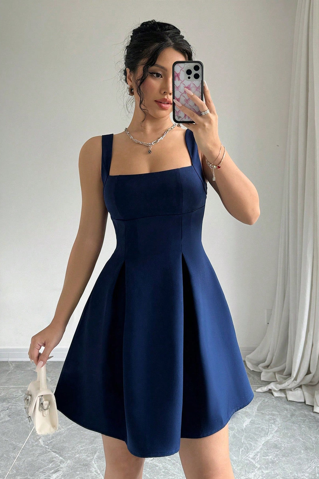 Vestido corto de verano para mujer con tirantes y escote cuadrado.