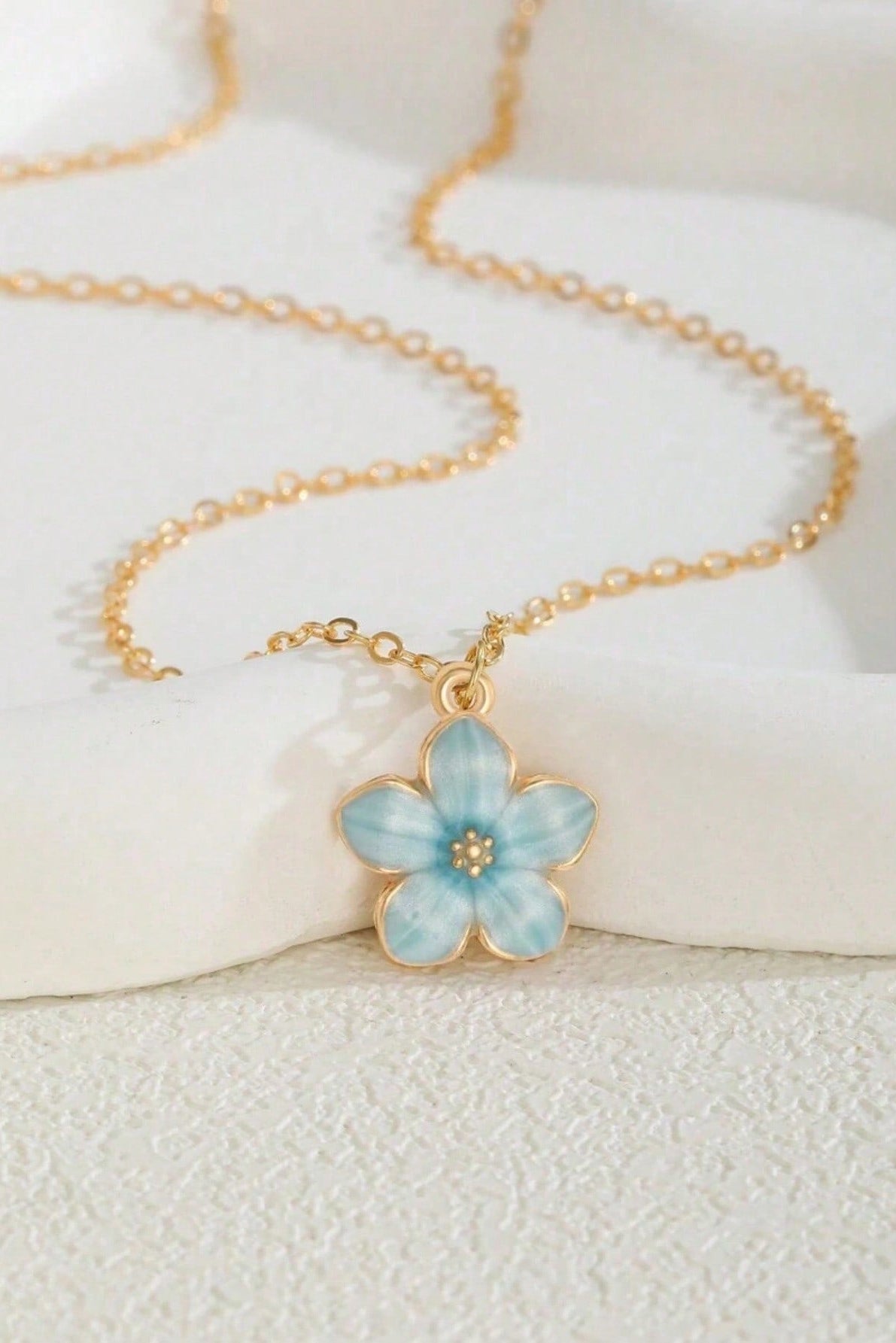 Collana con ciondolo a motivo floreale