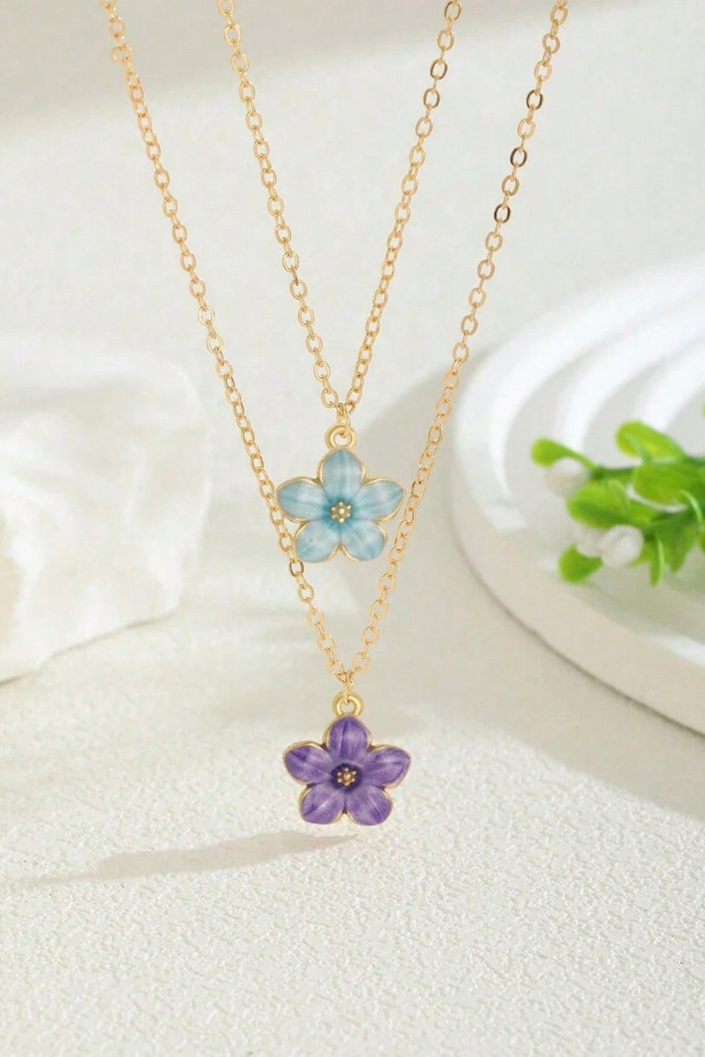 Collana con ciondolo a motivo floreale