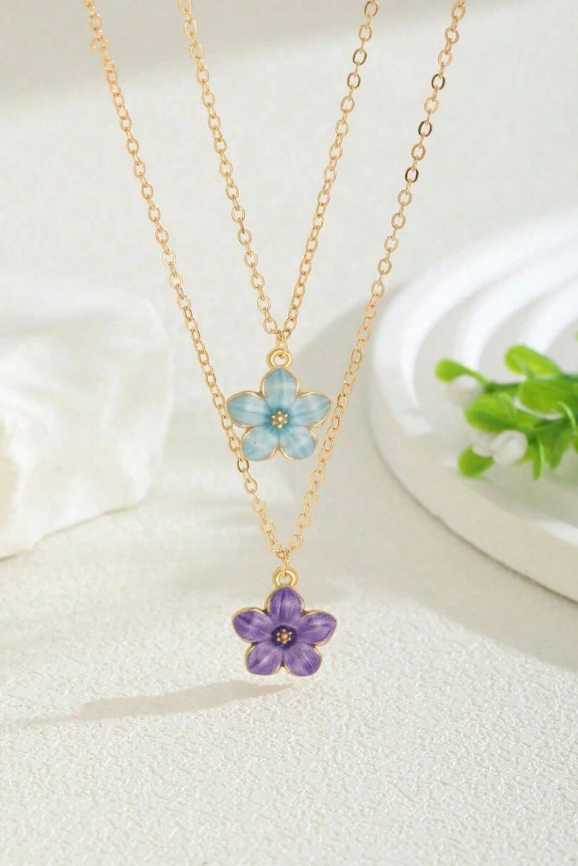 Collana con ciondolo a motivo floreale