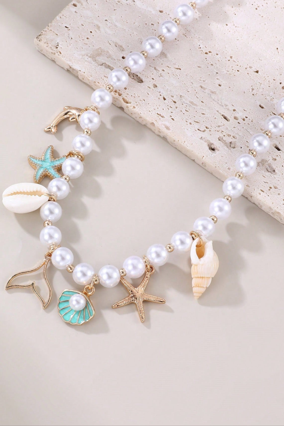 Collana con conchiglia, stella marina e perle