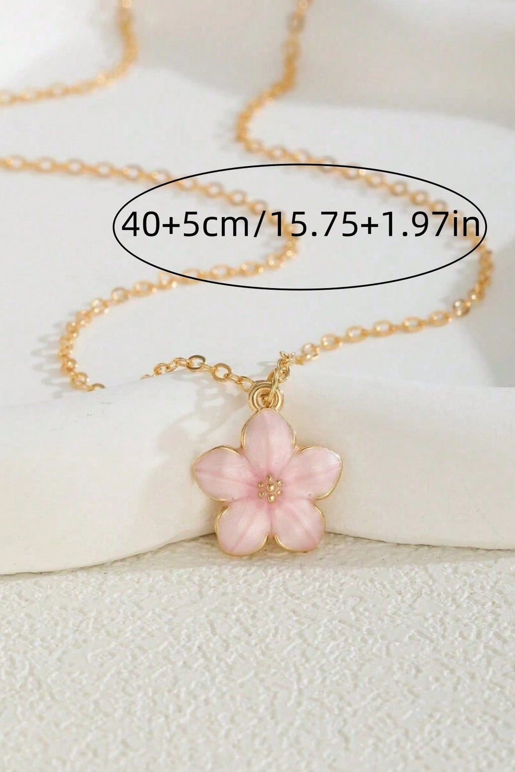 Collana con ciondolo a motivo floreale