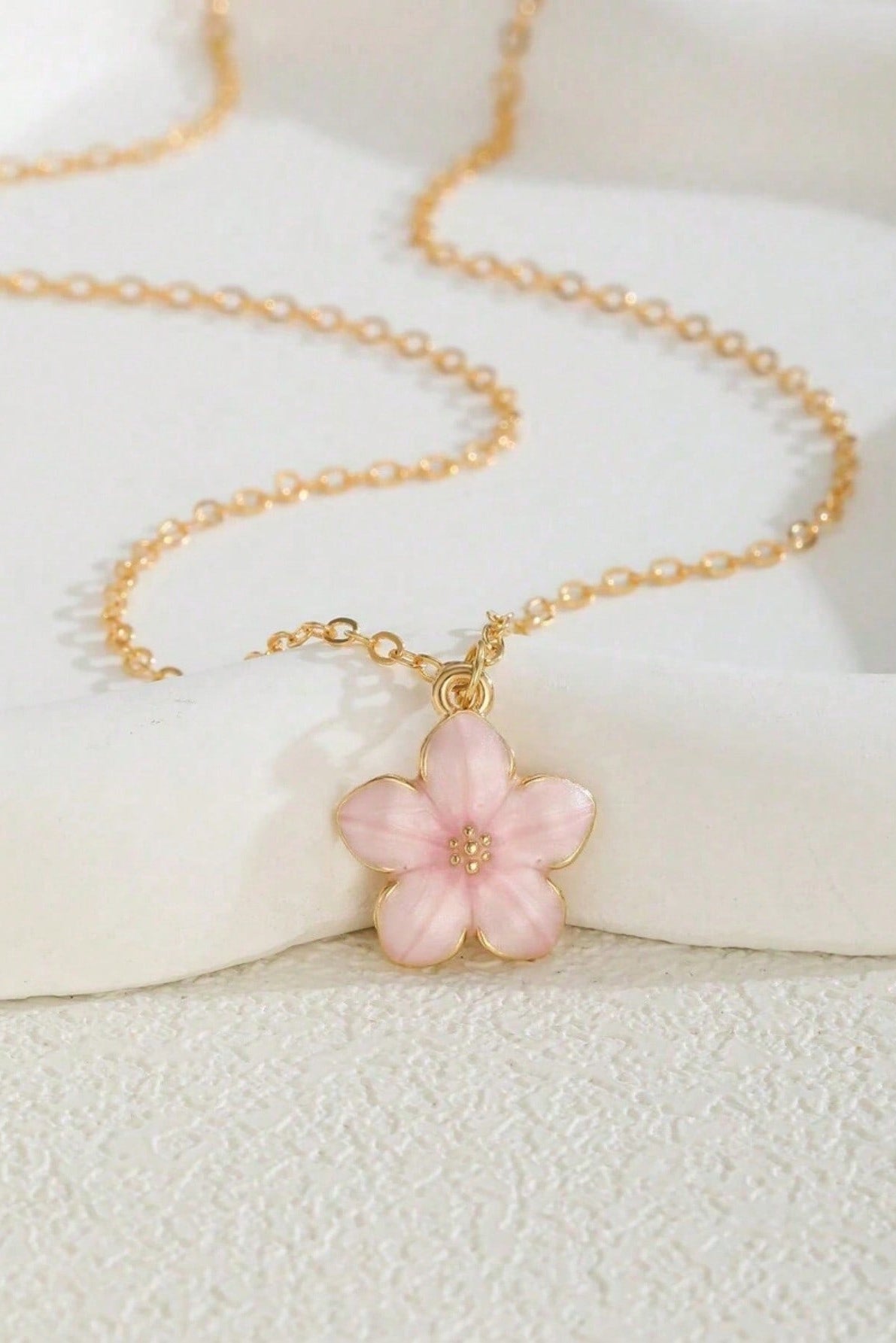 Collana con ciondolo a motivo floreale