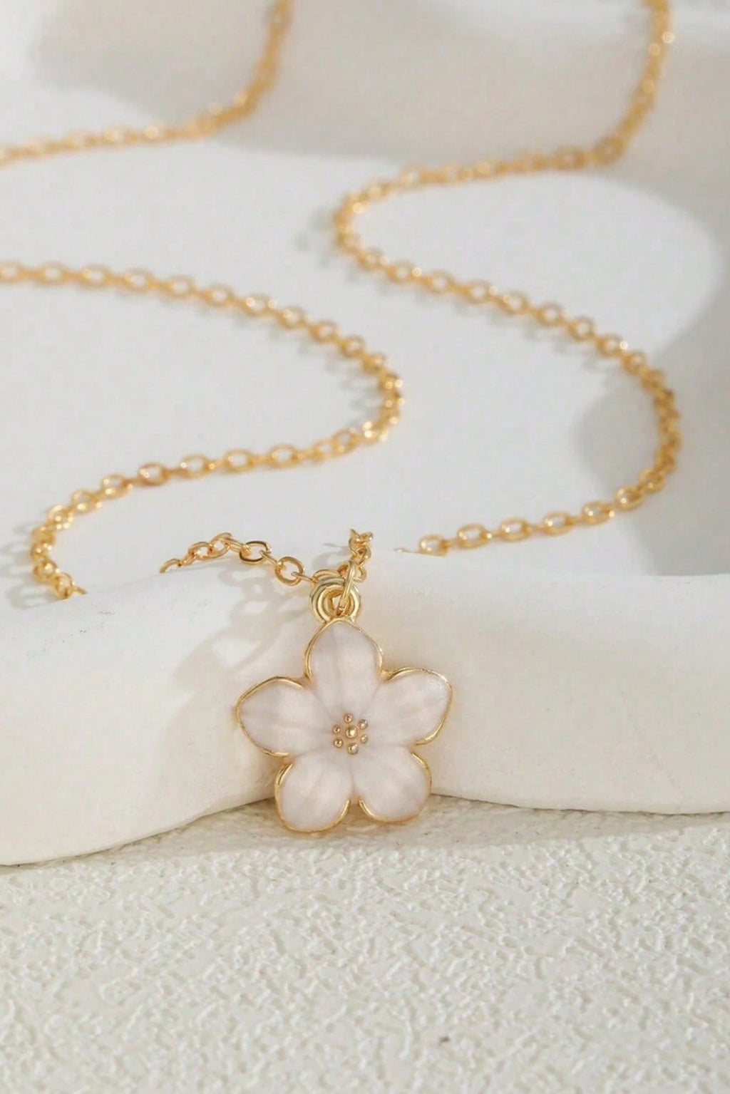 Collana con ciondolo a motivo floreale