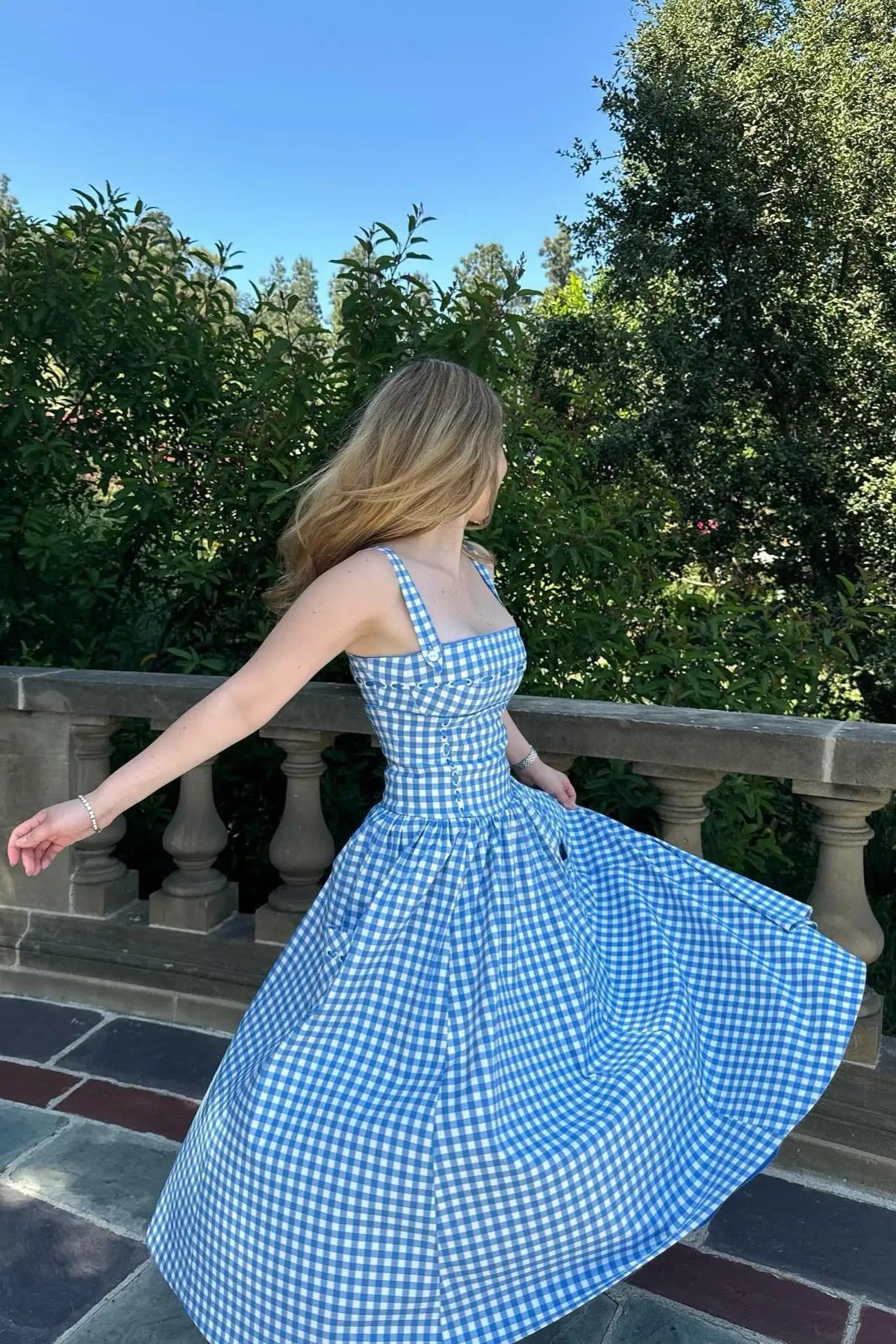 Vestido con escote cuadrado y falda larga