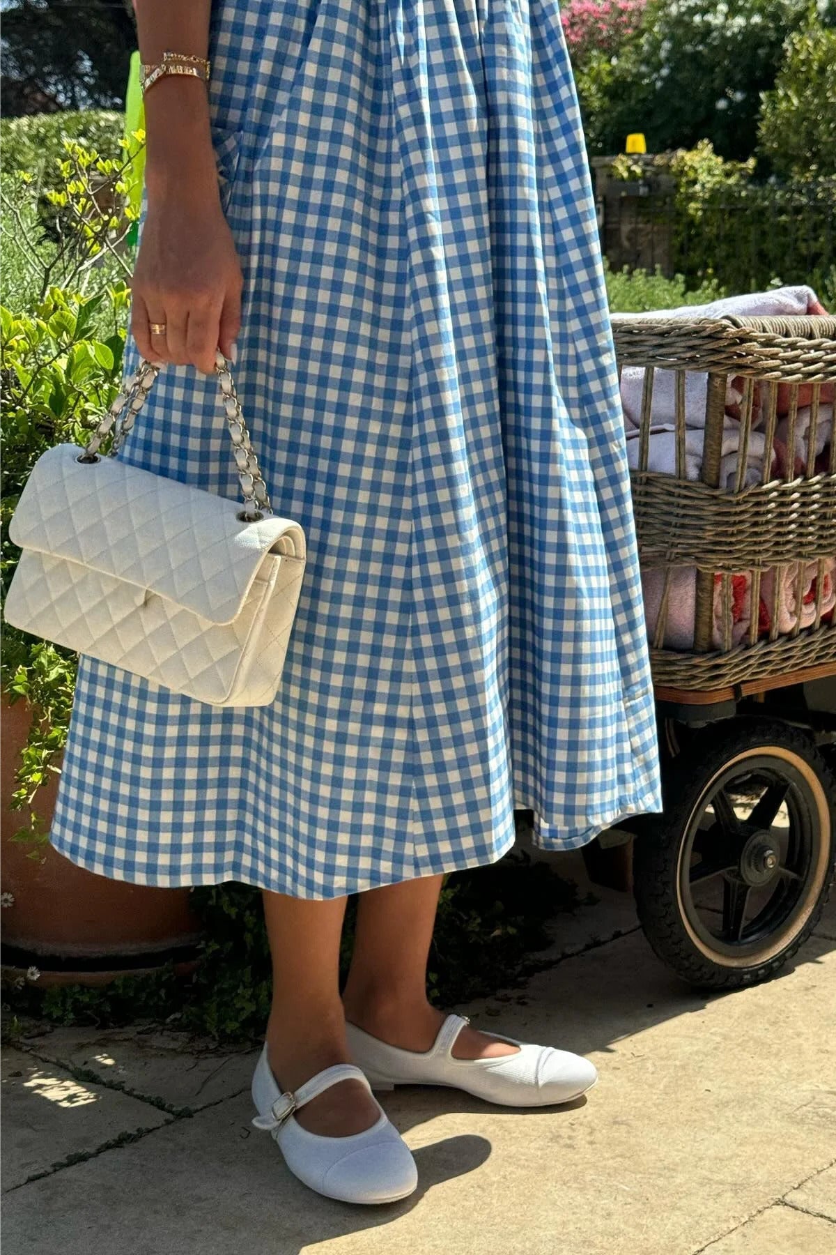 Vestido con escote cuadrado y falda larga
