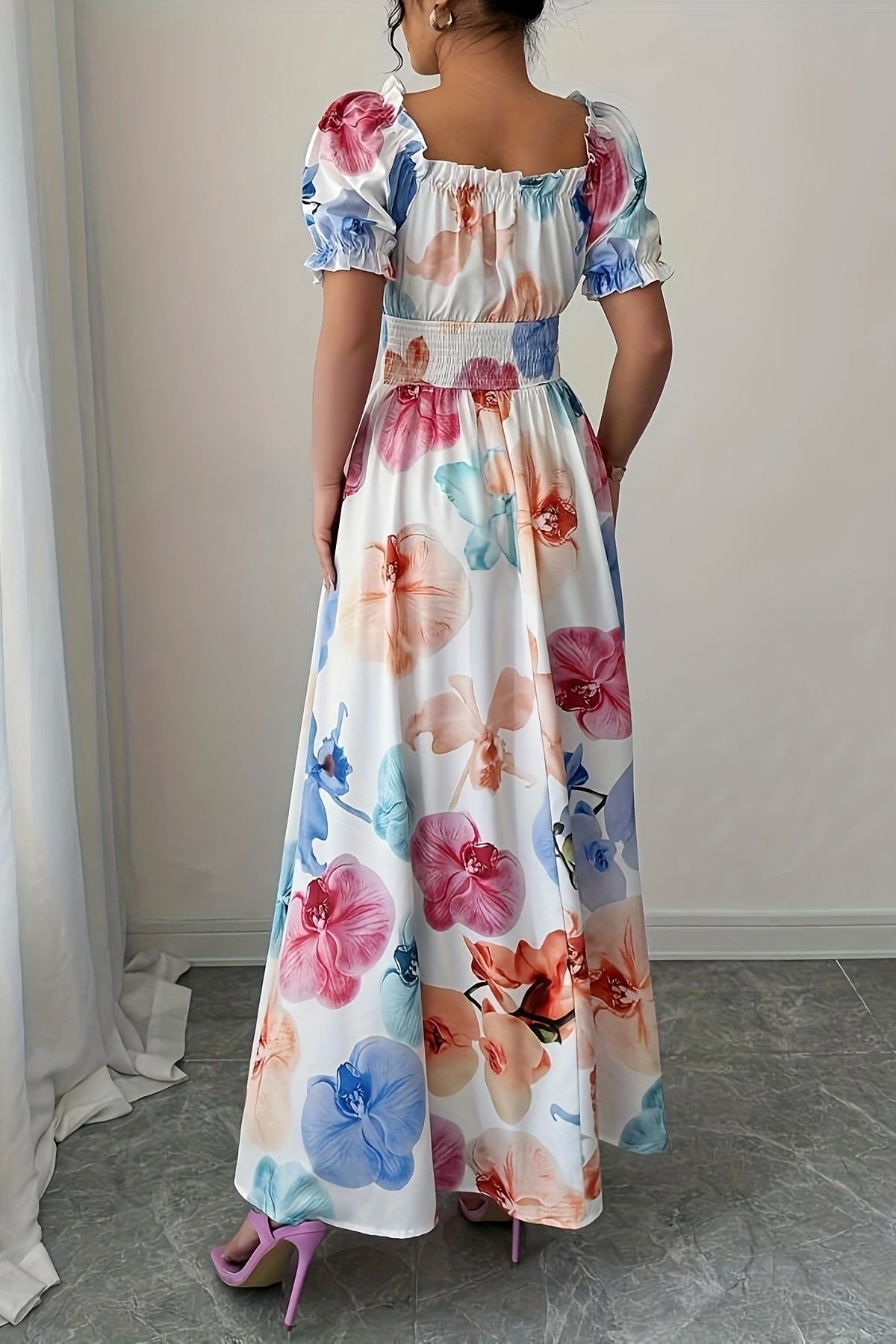 Abito con spalle annodate e fantasia floreale