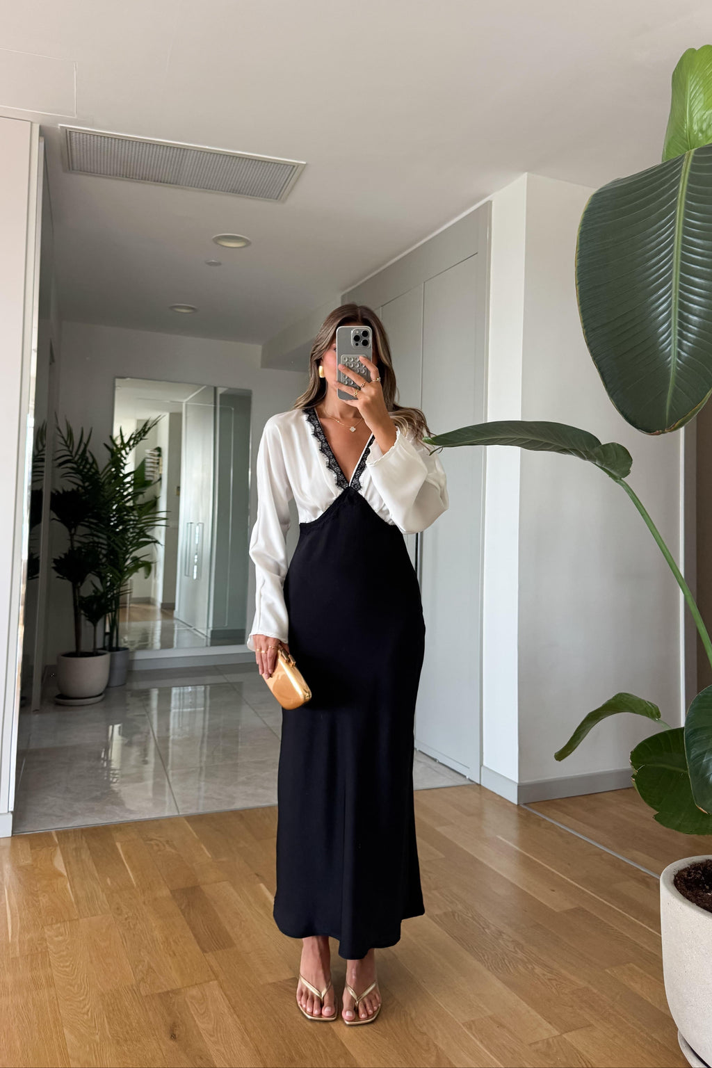 Abito da donna con collo in pizzo