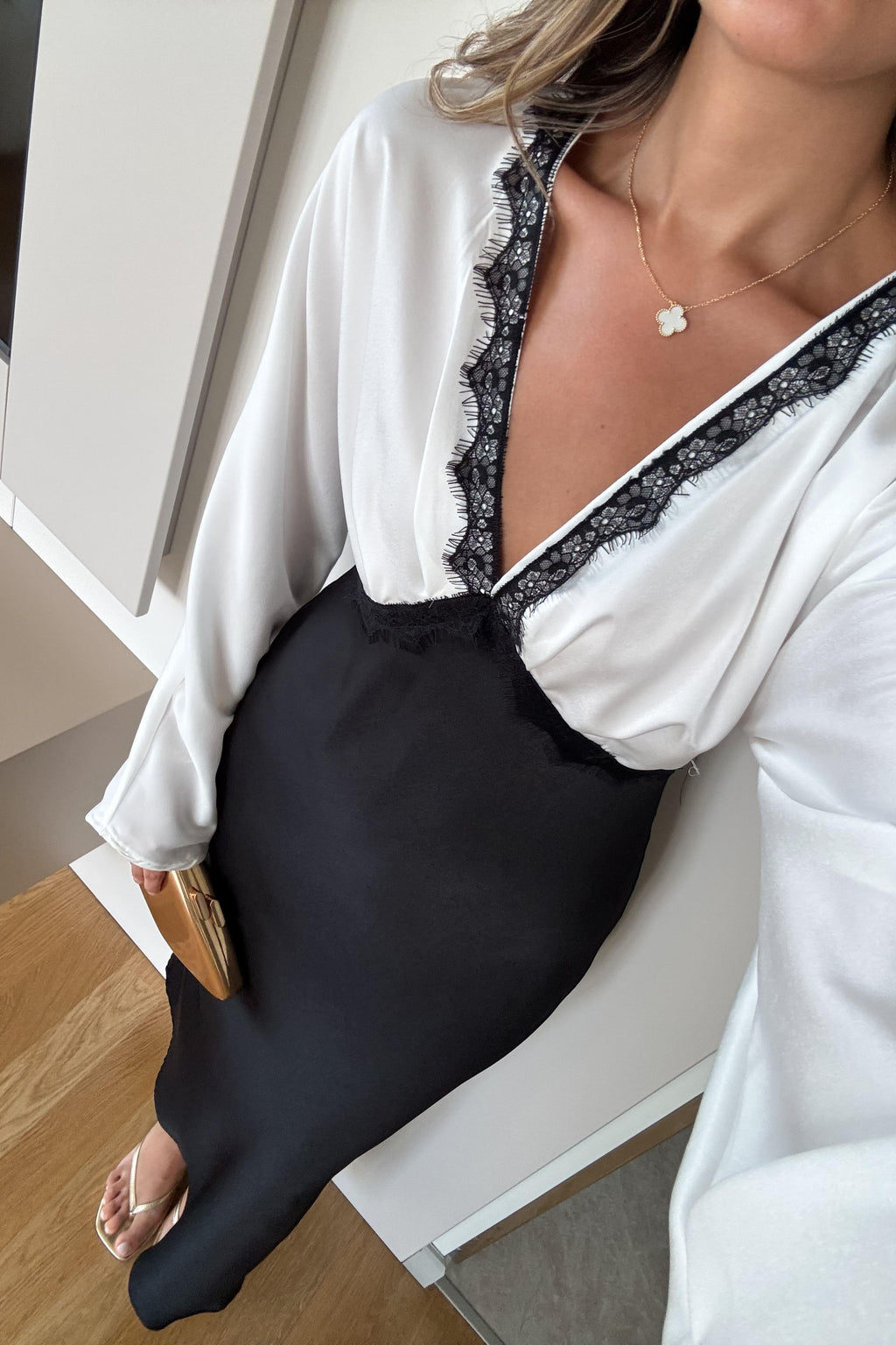 Abito da donna con collo in pizzo