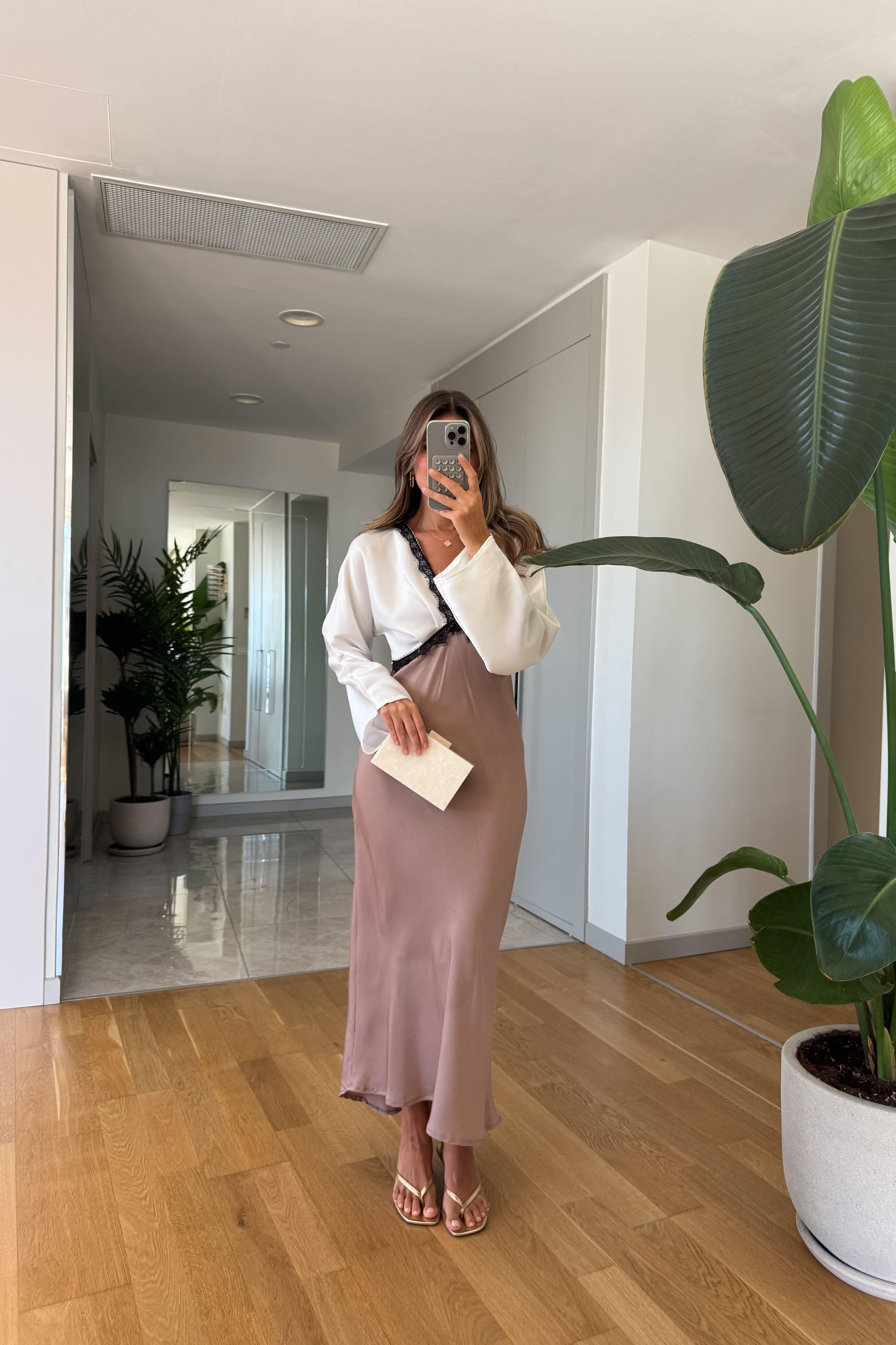 Abito da donna con collo in pizzo