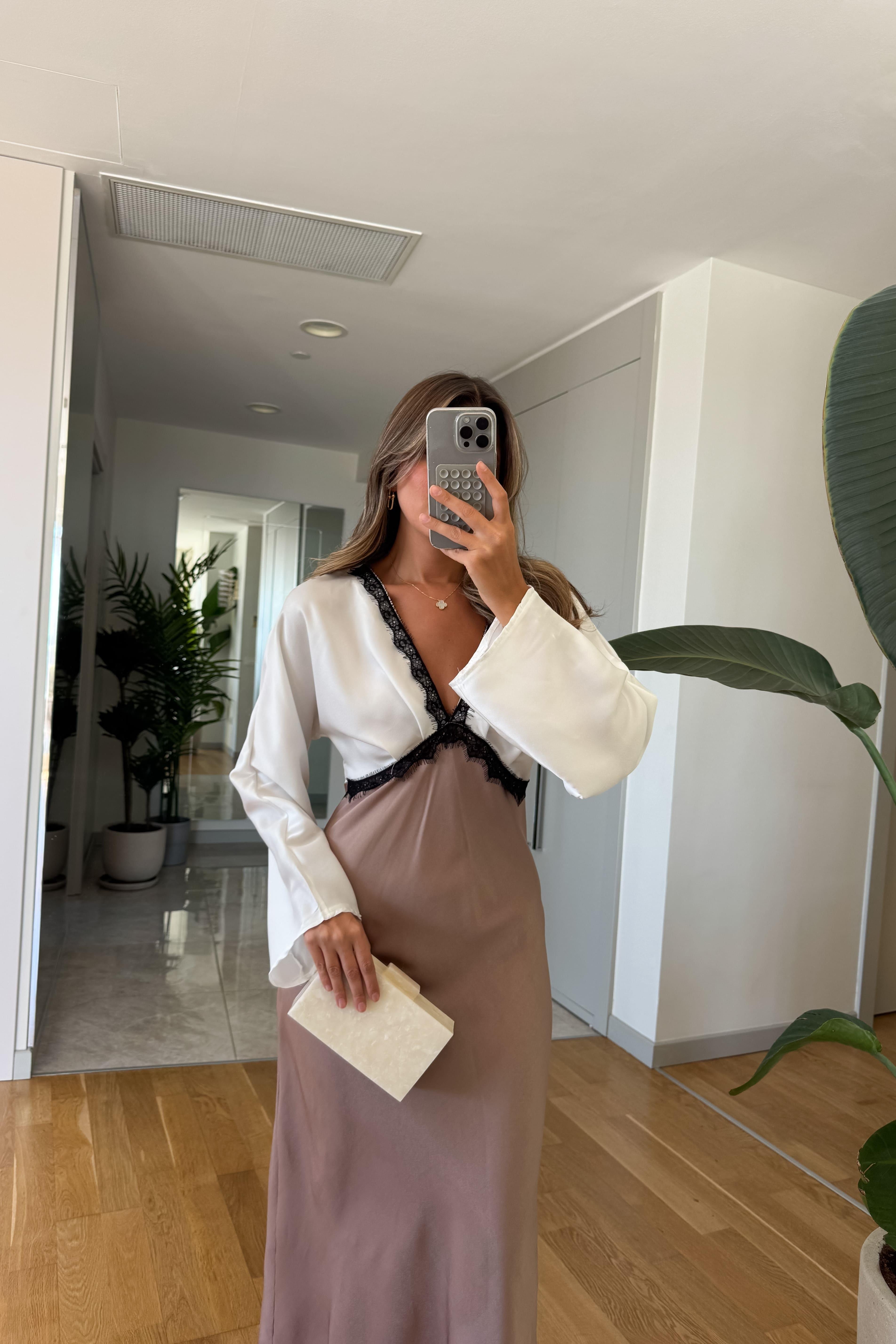 Abito da donna con collo in pizzo