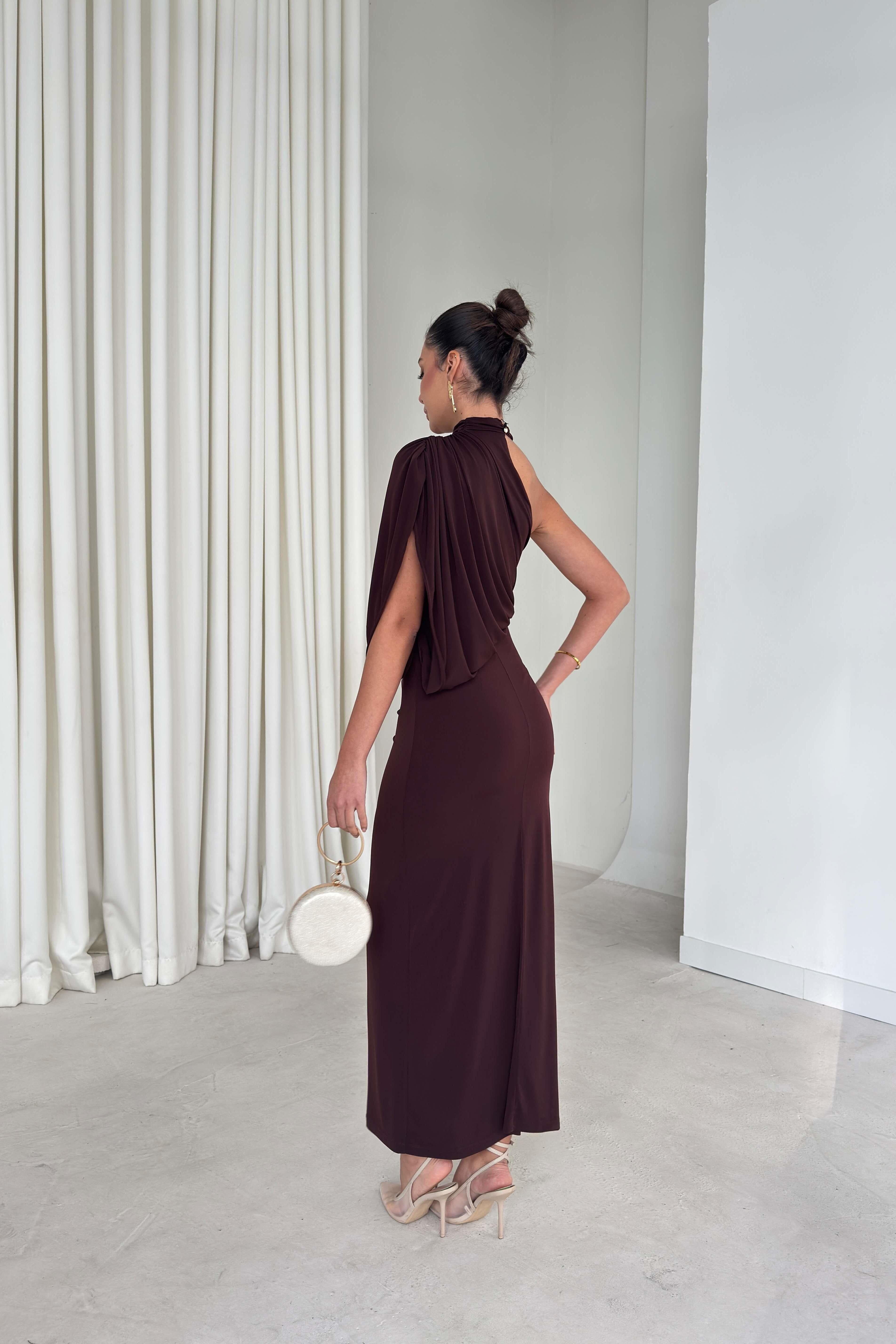 Vestido asimétrico de mujer con cuello alto y drapeado