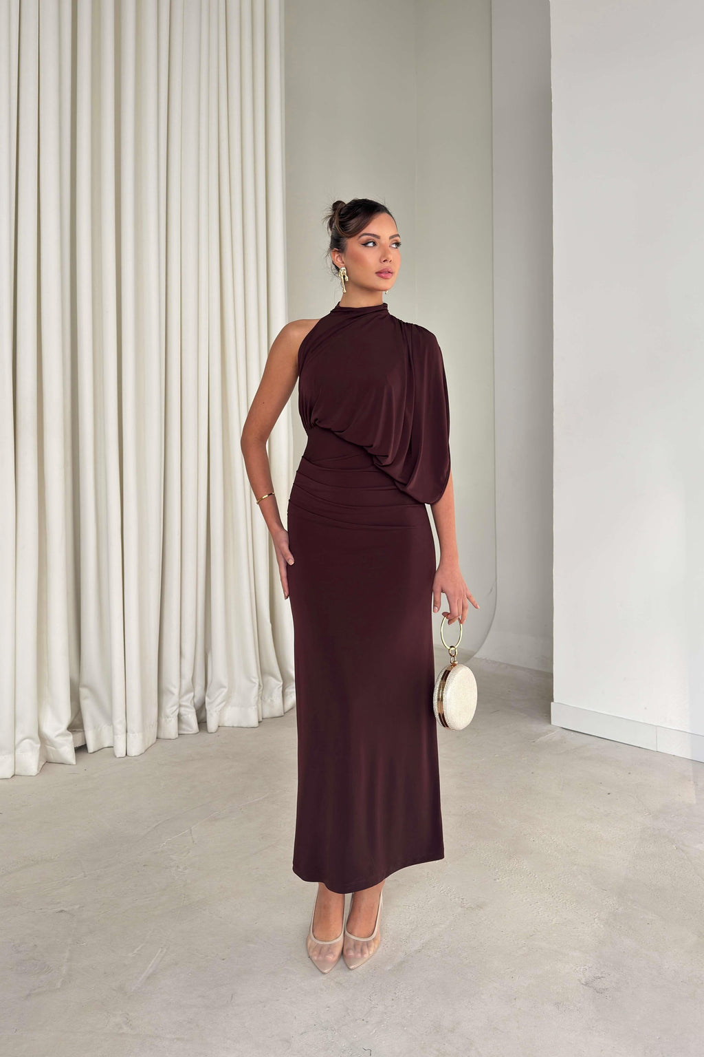 Vestido asimétrico de mujer con cuello alto y drapeado