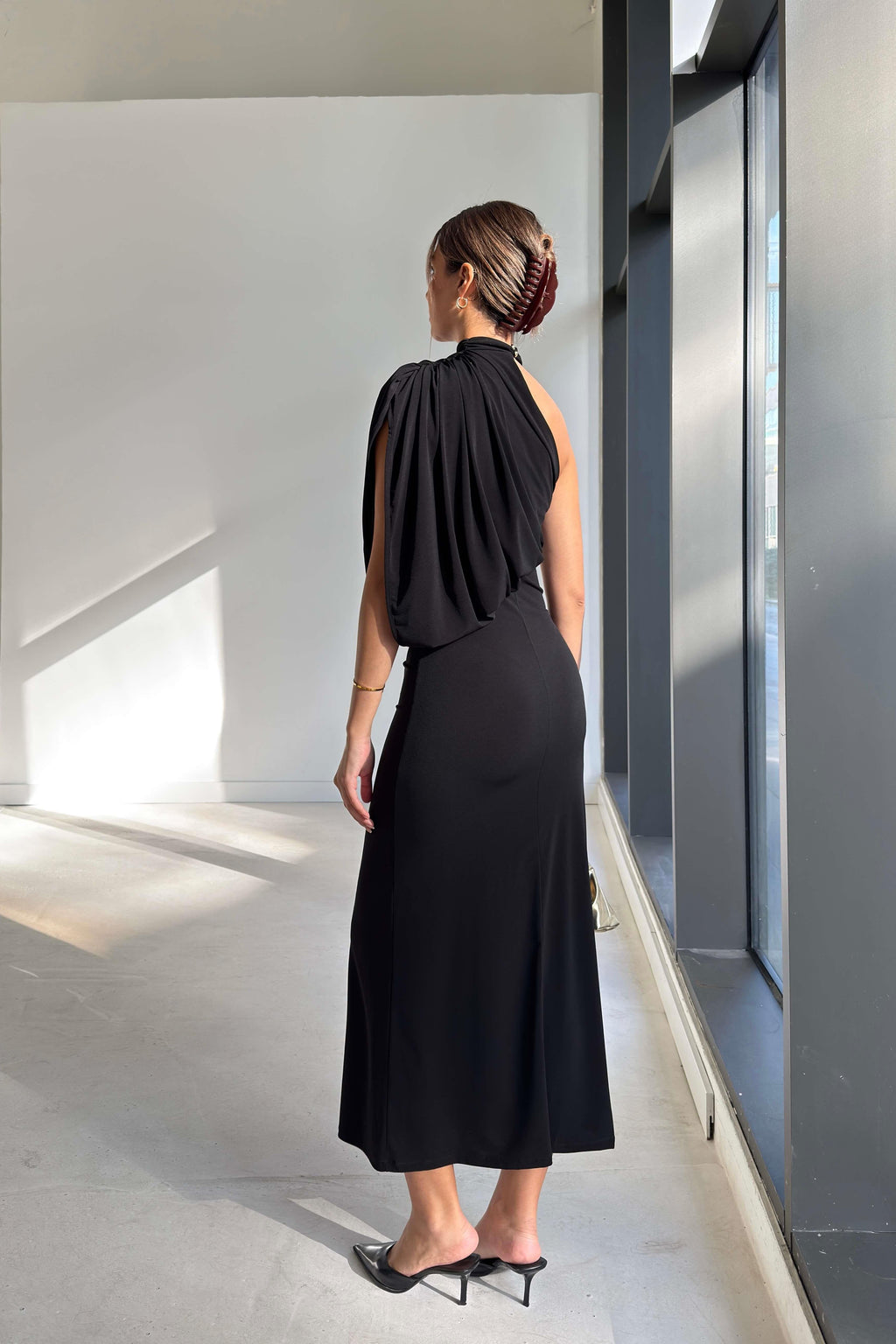 Vestido asimétrico de mujer con cuello alto y drapeado