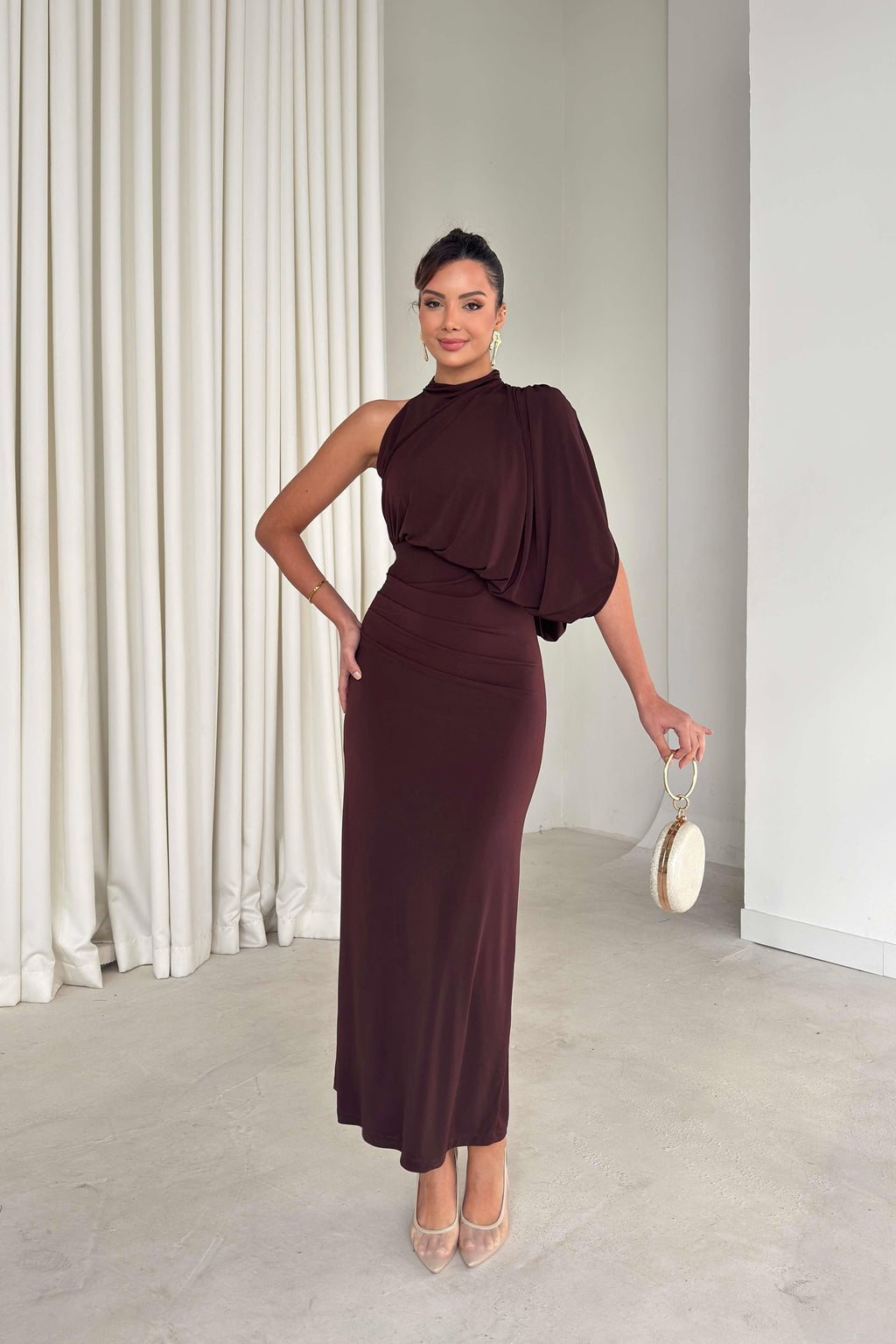 Vestido asimétrico de mujer con cuello alto y drapeado