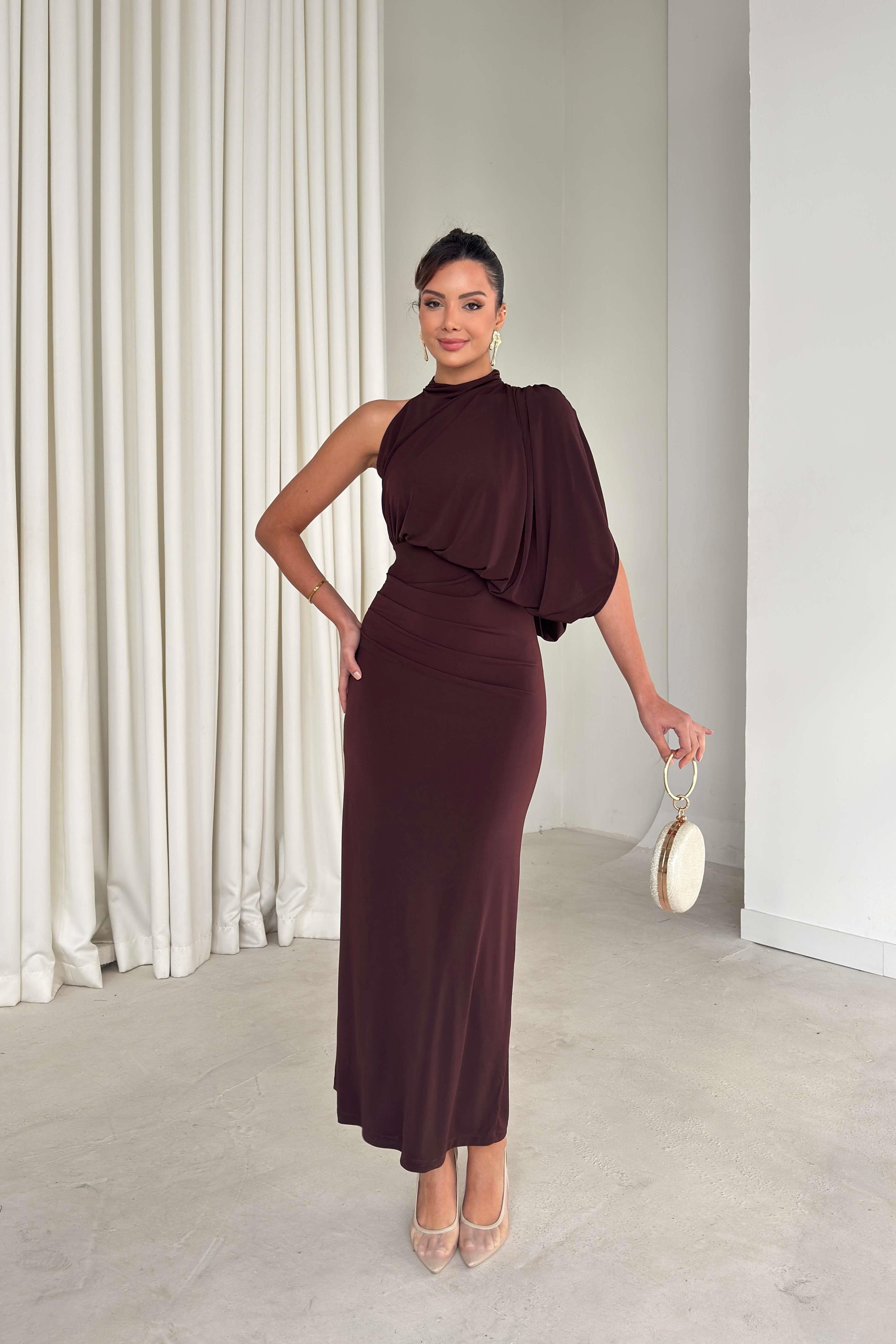 Vestido asimétrico de mujer con cuello alto y drapeado