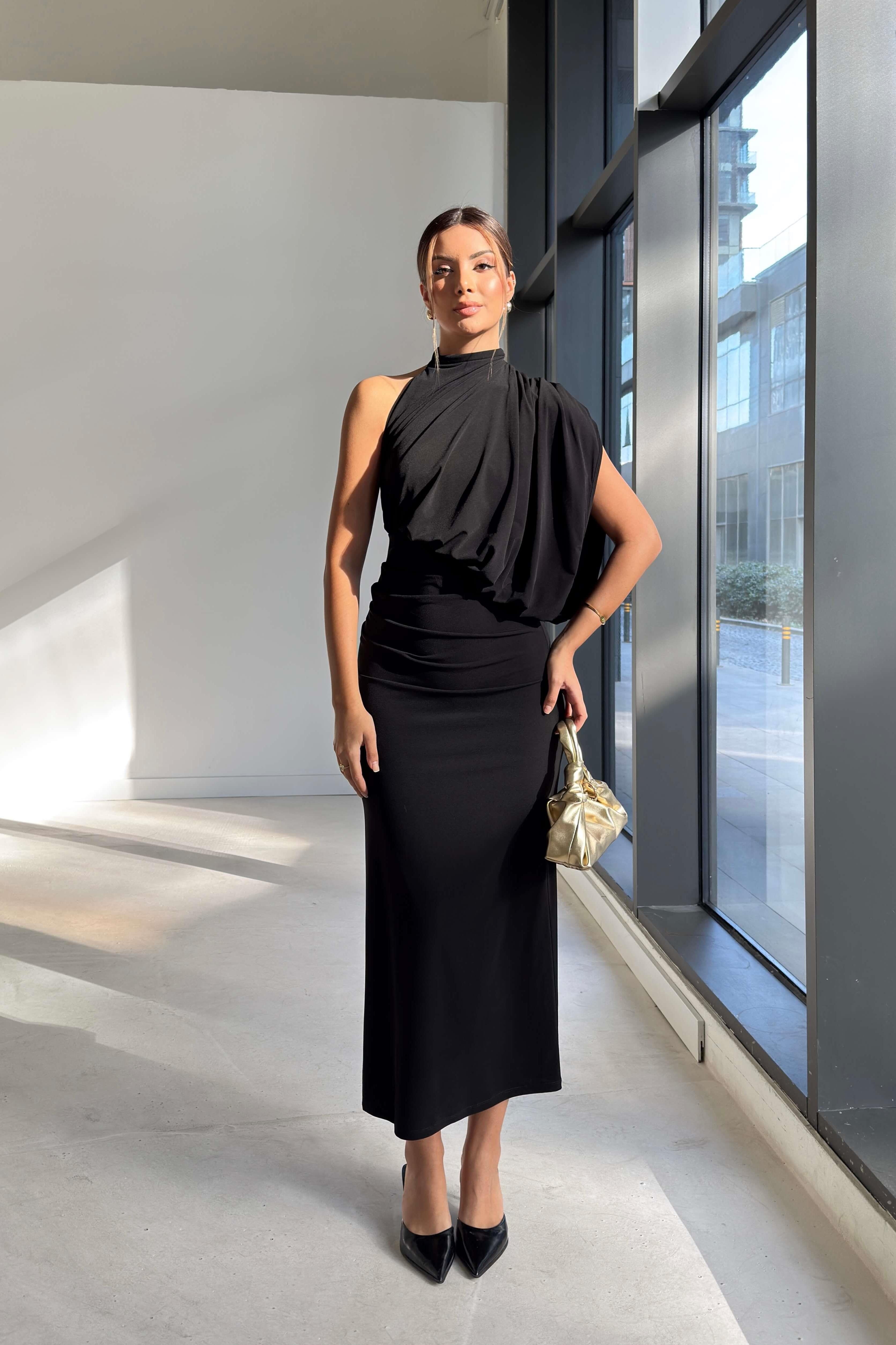 Vestido asimétrico de mujer con cuello alto y drapeado