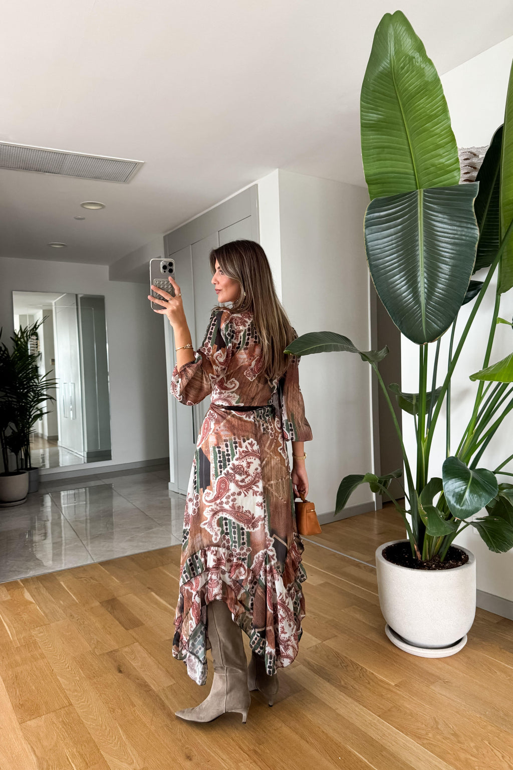 Abito in chiffon con dettagli a bottoni