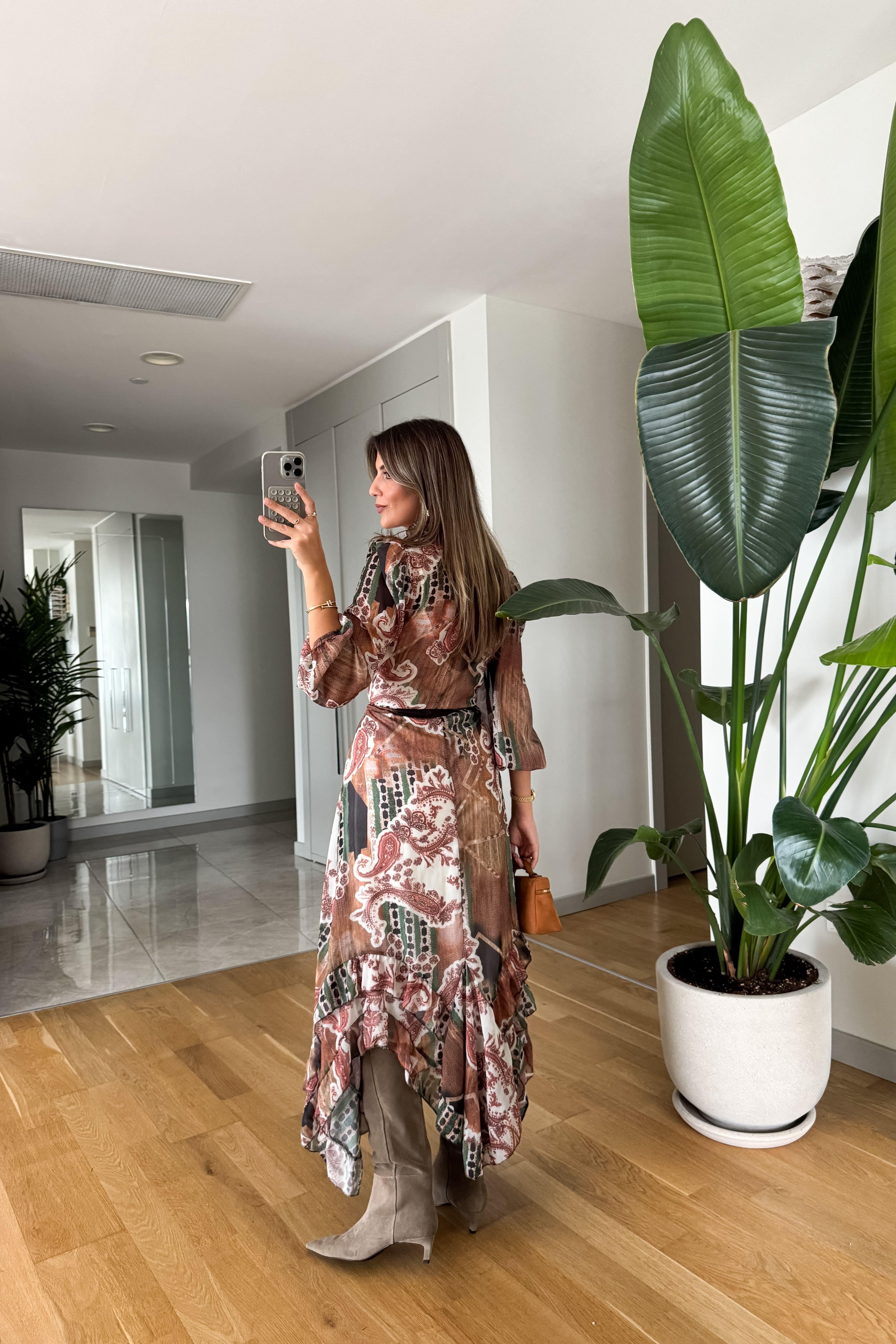 Abito in chiffon con dettagli a bottoni