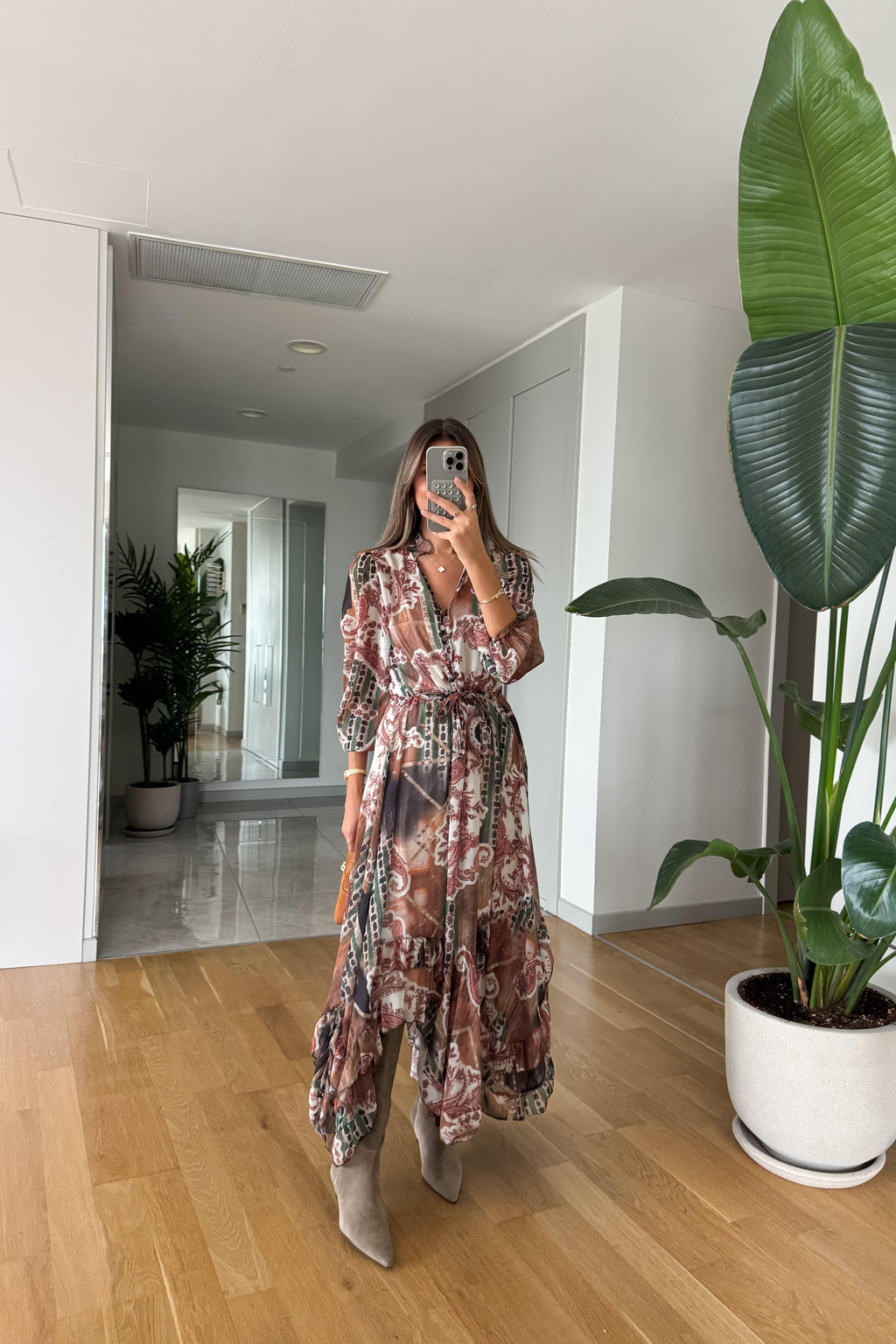 Abito in chiffon con dettagli a bottoni