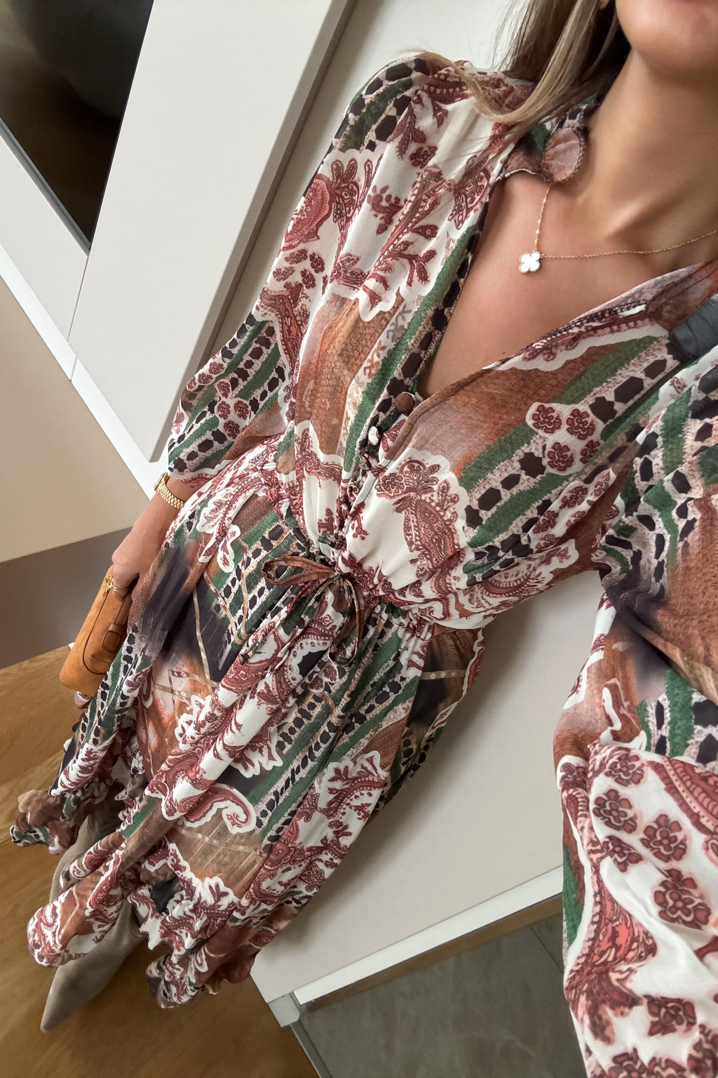 Abito in chiffon con dettagli a bottoni