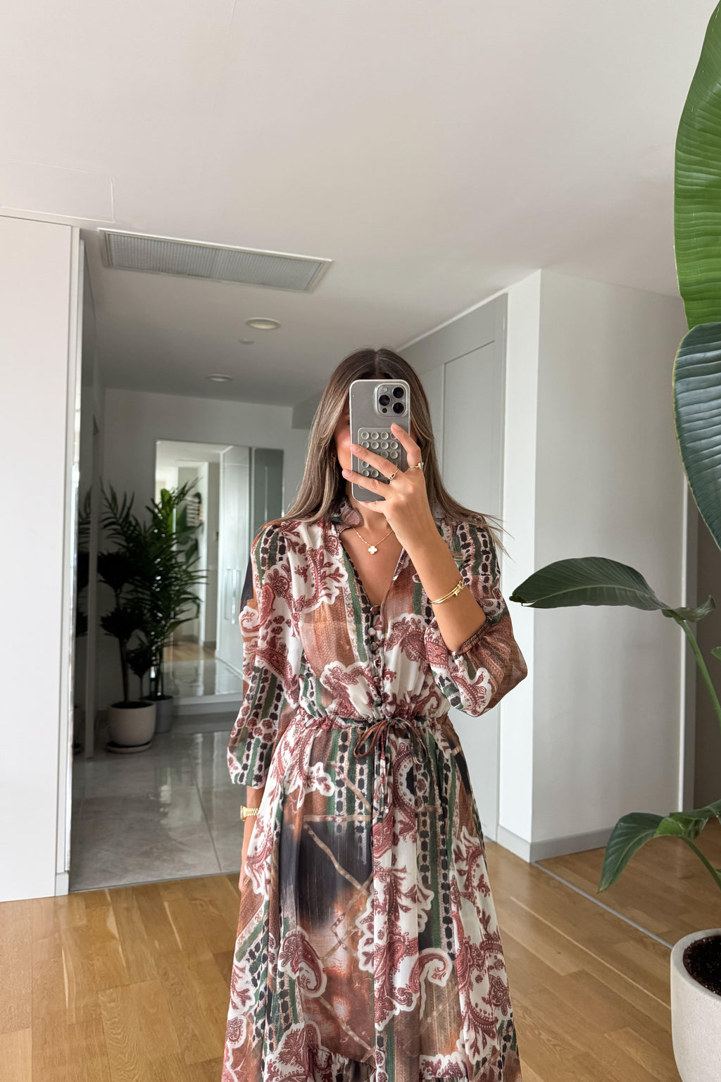 Abito in chiffon con dettagli a bottoni