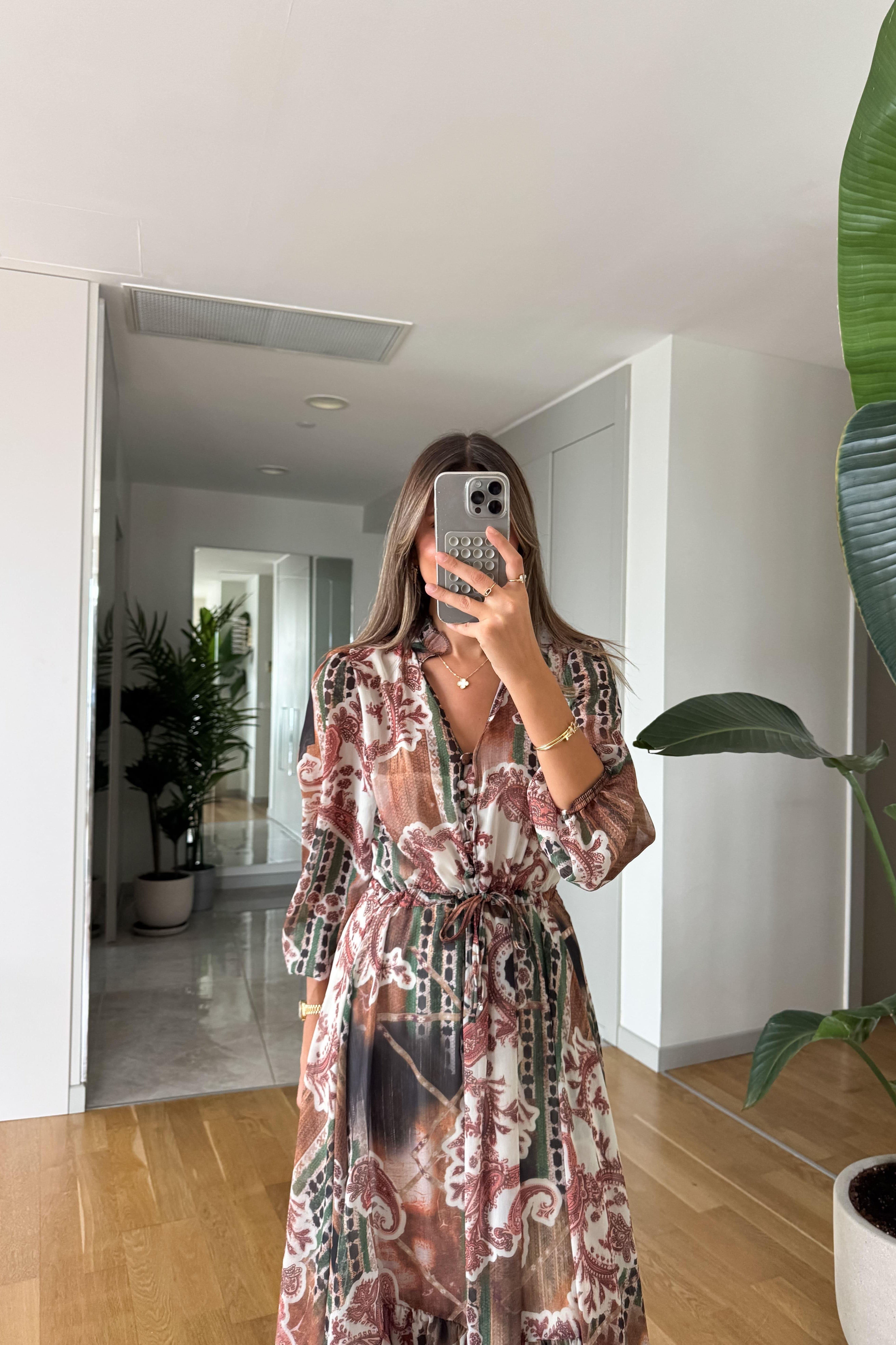 Abito in chiffon con dettagli a bottoni