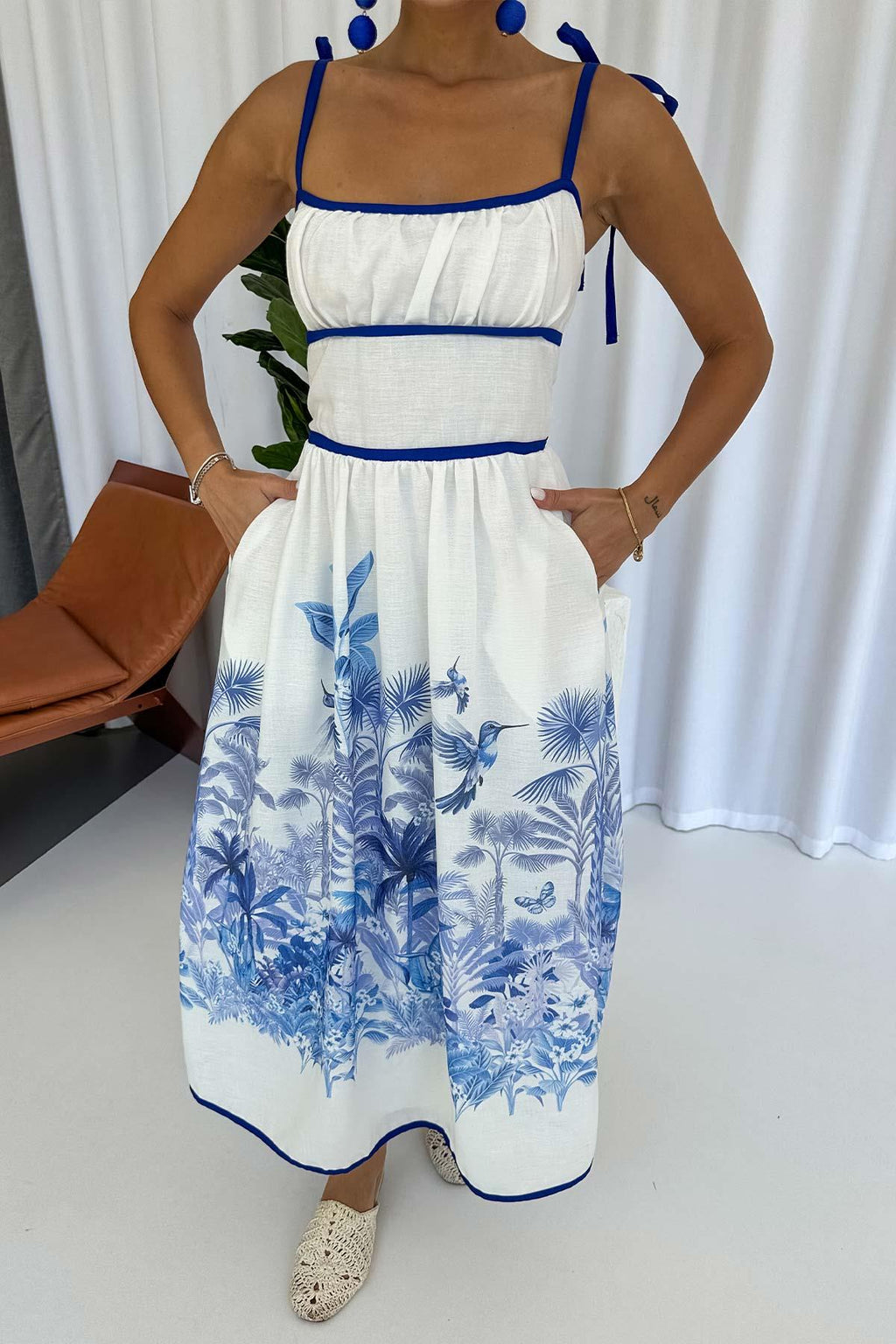 Abito con scollo quadrato e orlo decorato